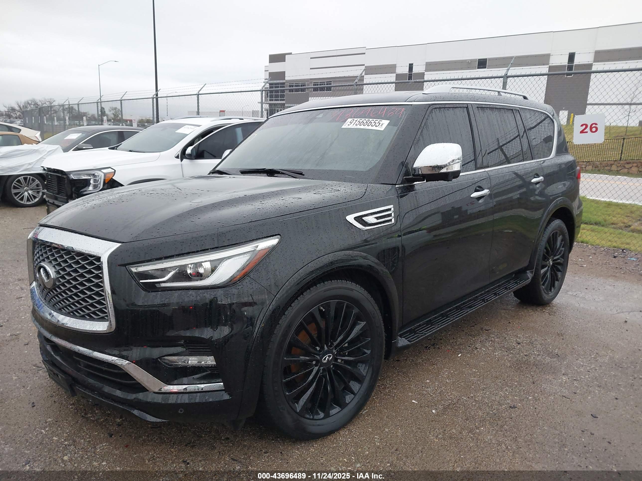 INFINITI QX80 image 2