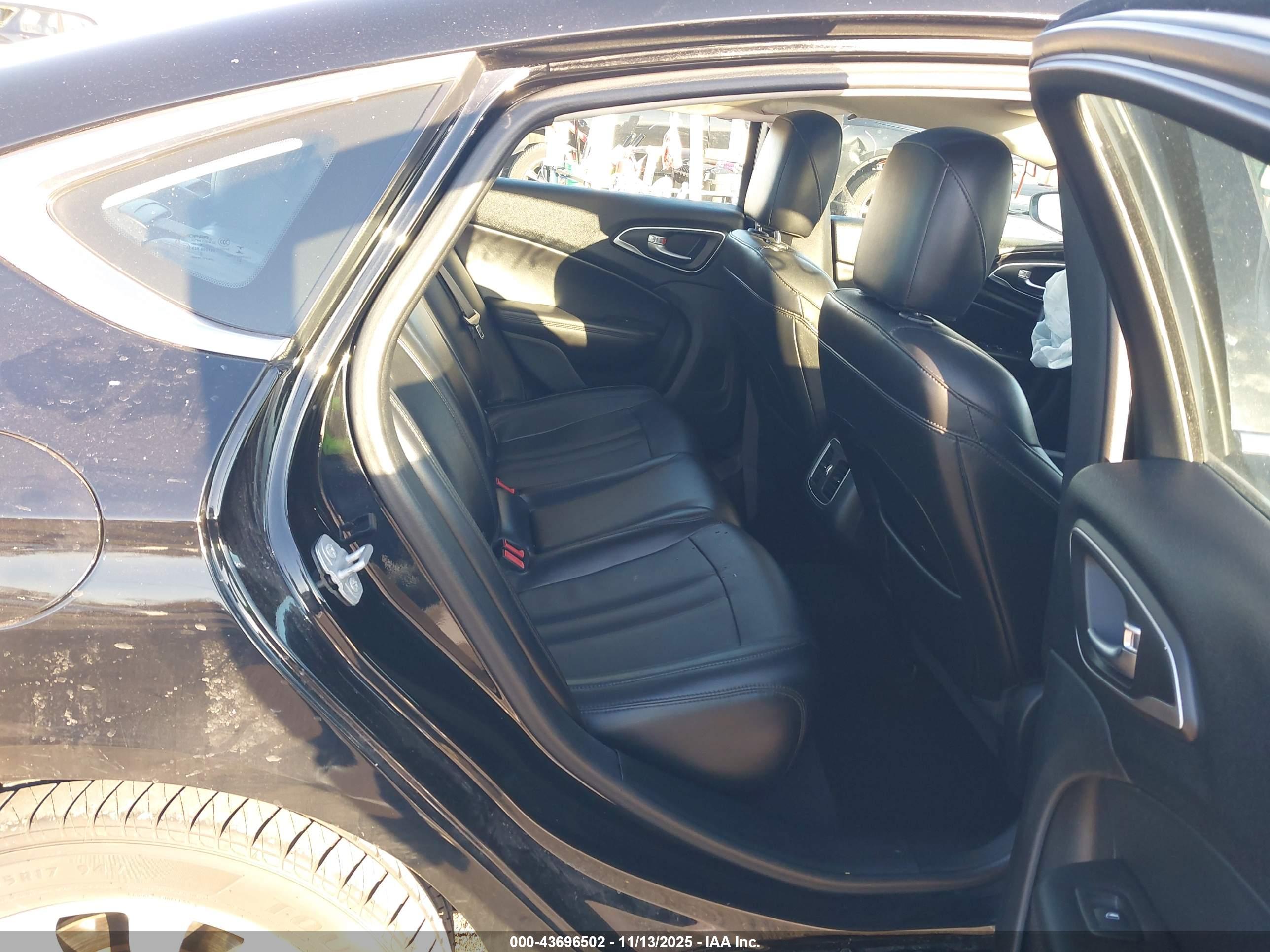 CHRYSLER 200 image 8