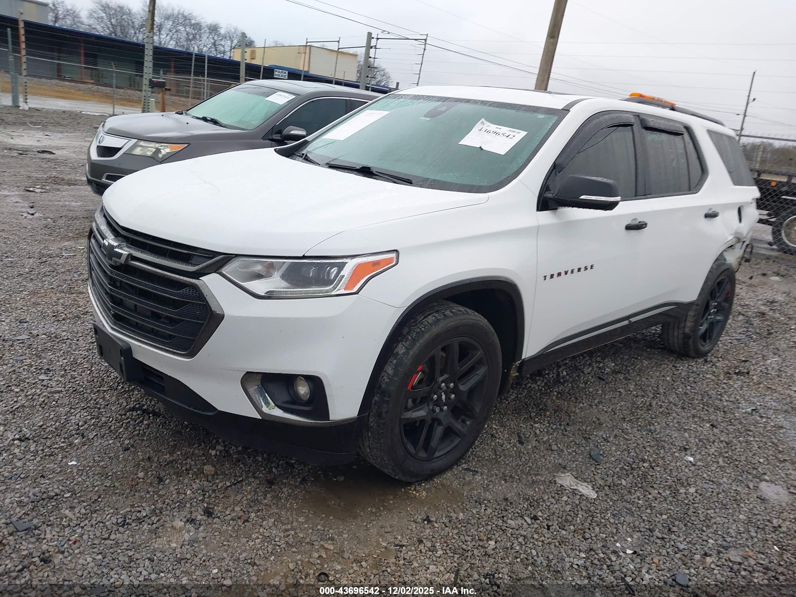 CHEVROLET TRAVERSE image 2