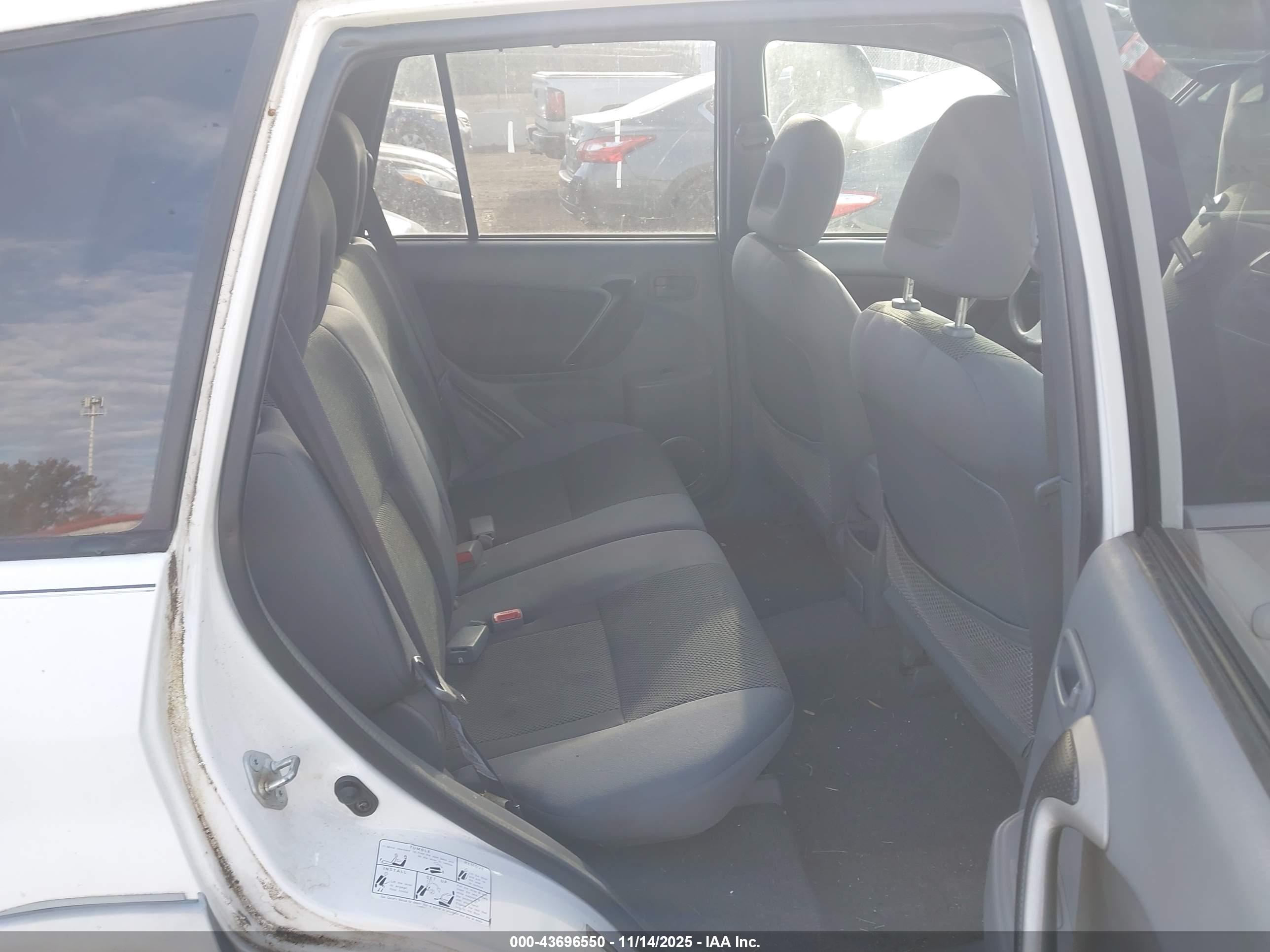 TOYOTA RAV4 image 8