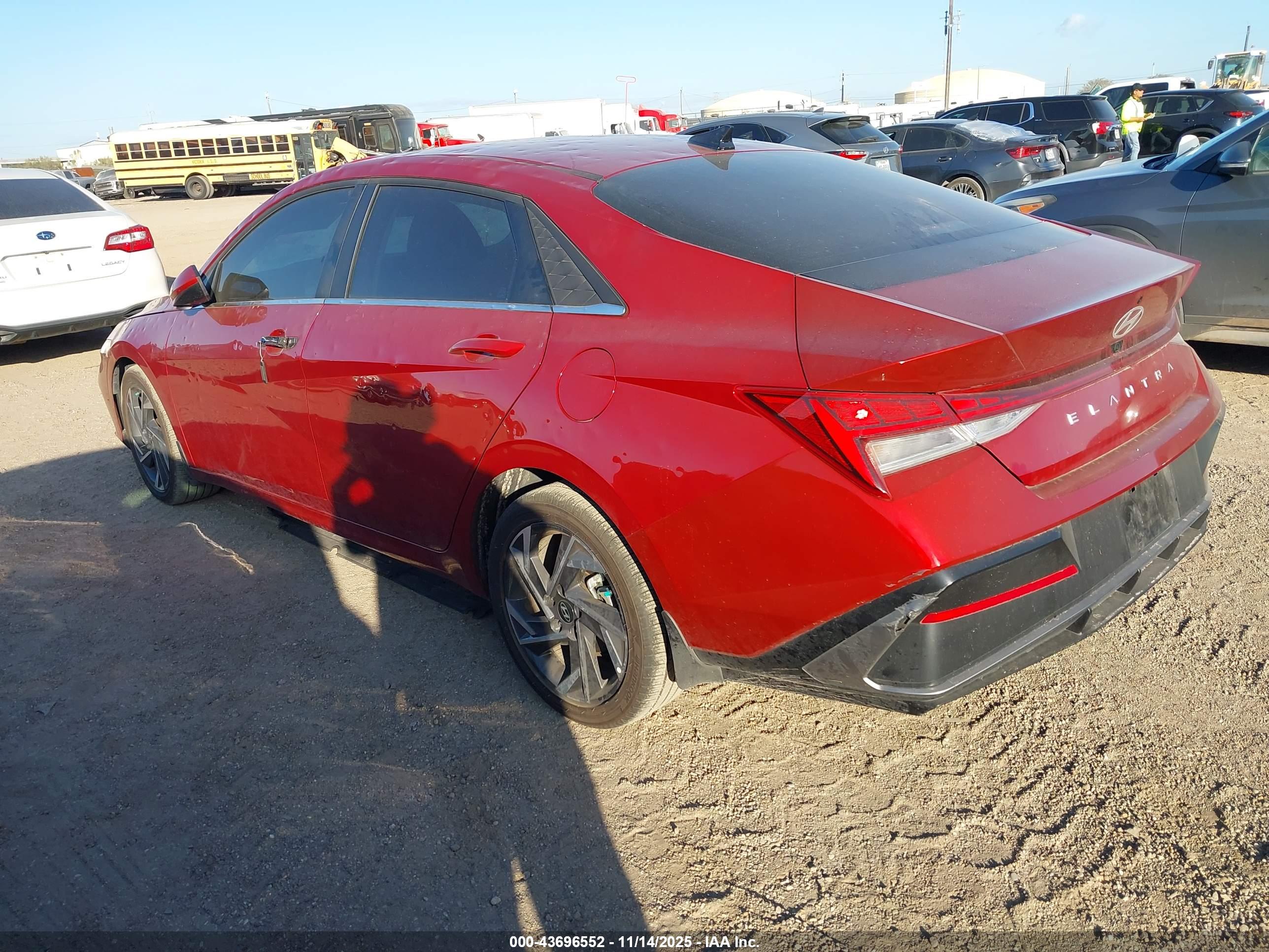 HYUNDAI ELANTRA image 3