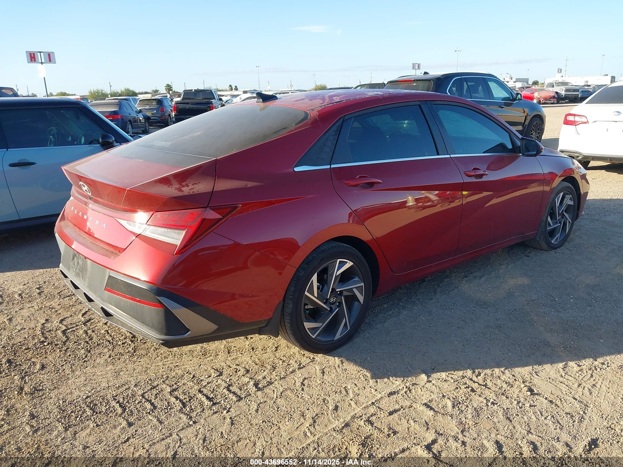 HYUNDAI ELANTRA image 4