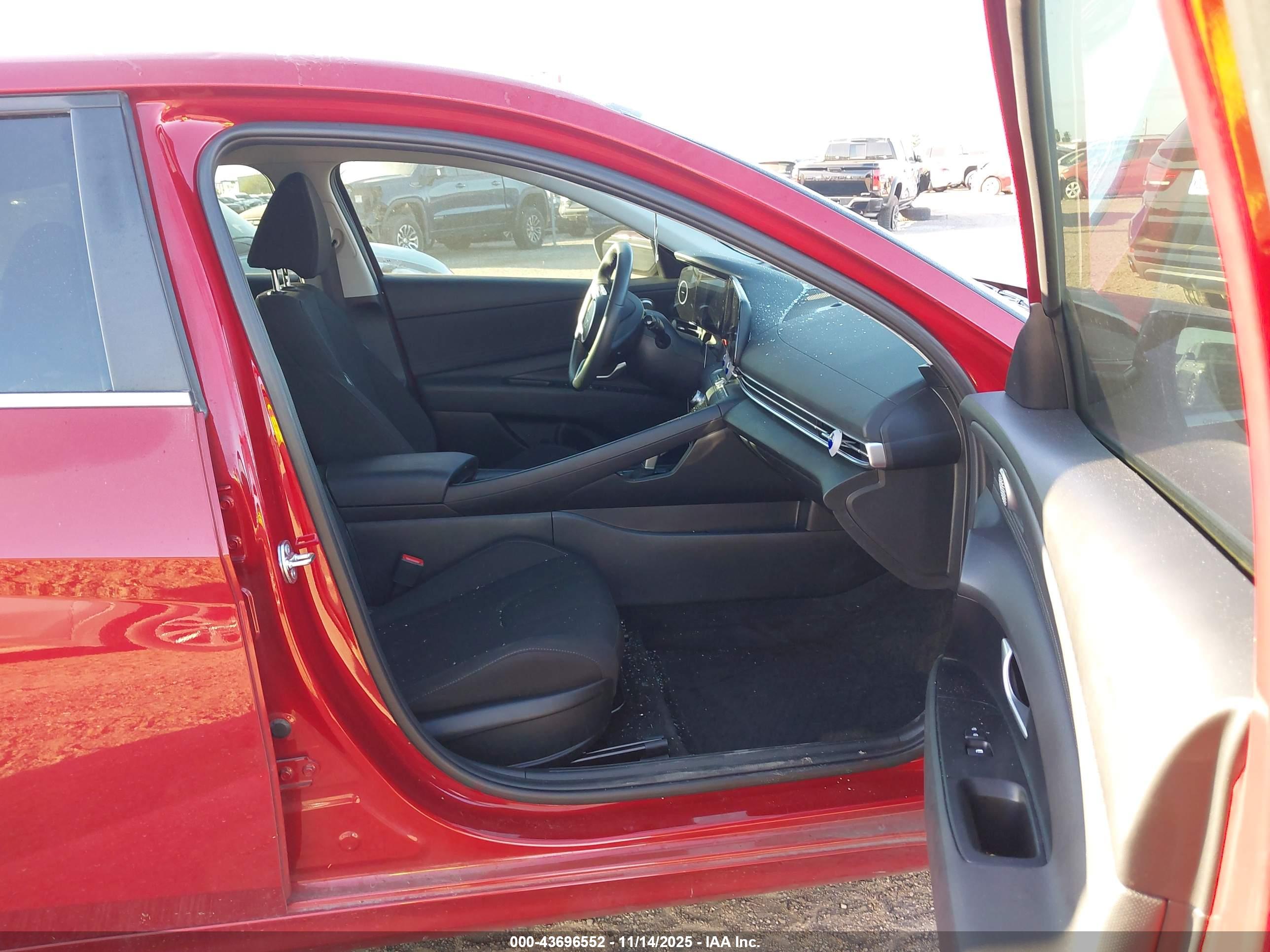 HYUNDAI ELANTRA image 5
