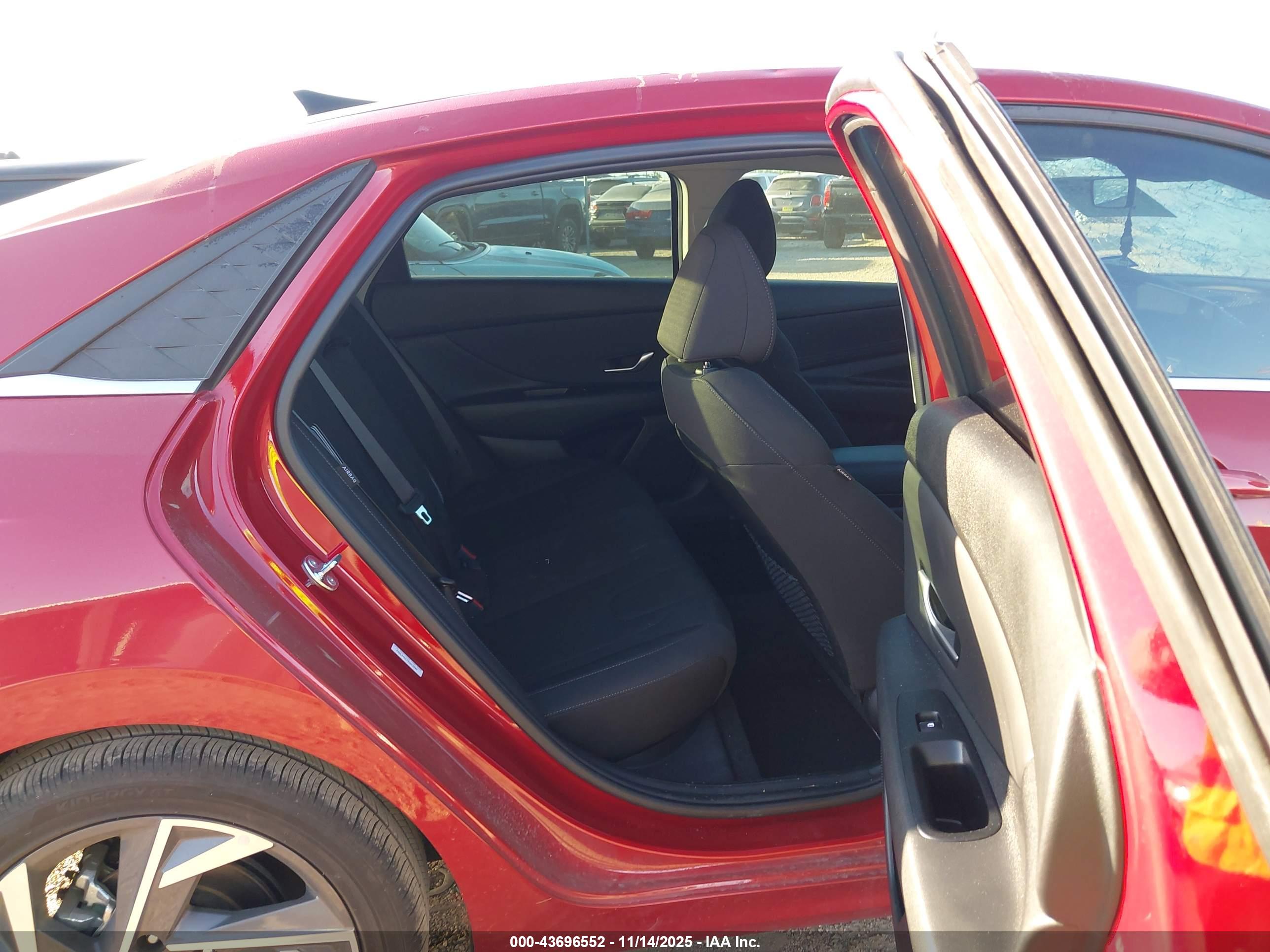 HYUNDAI ELANTRA image 8