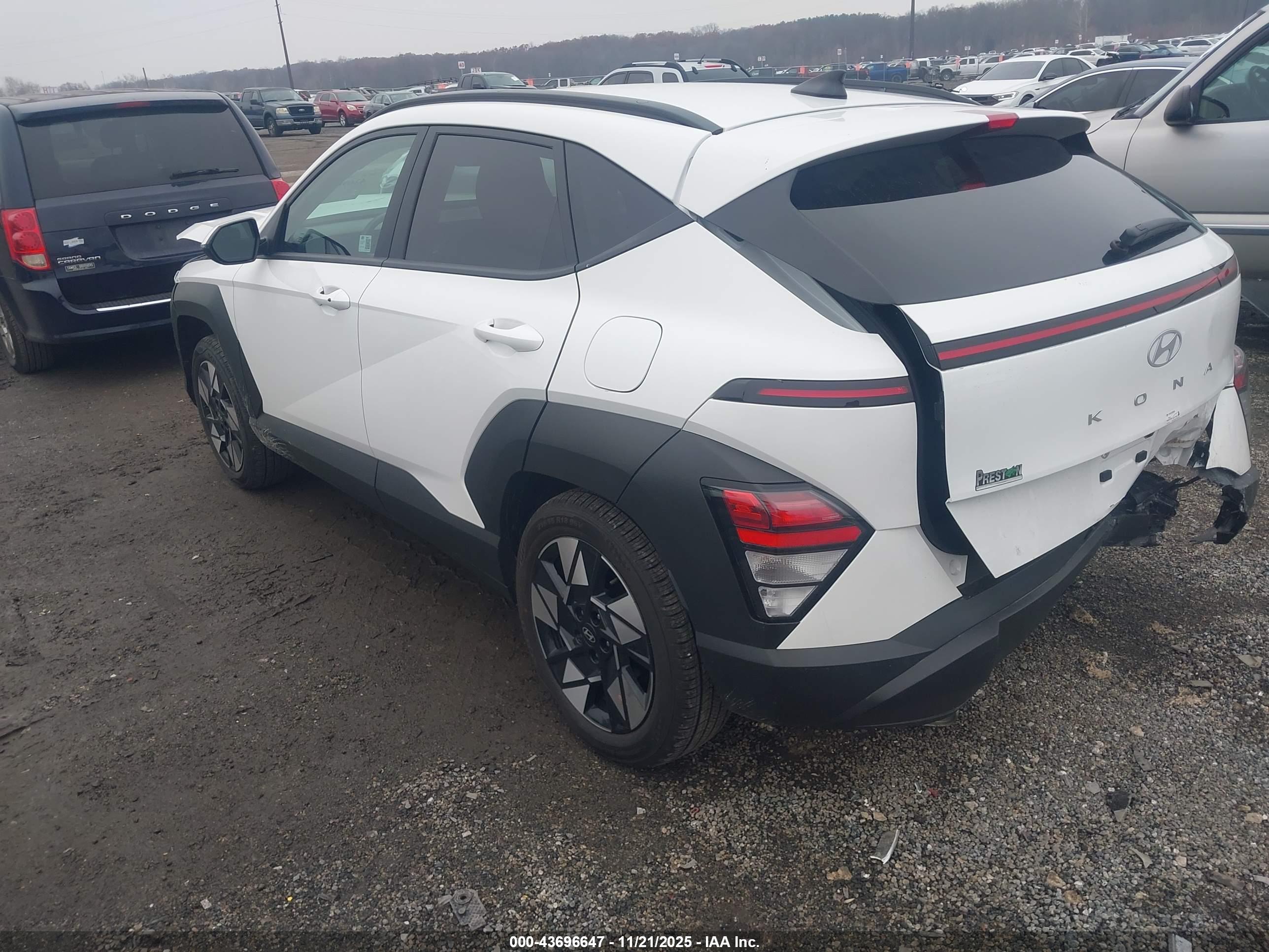 HYUNDAI KONA image 3