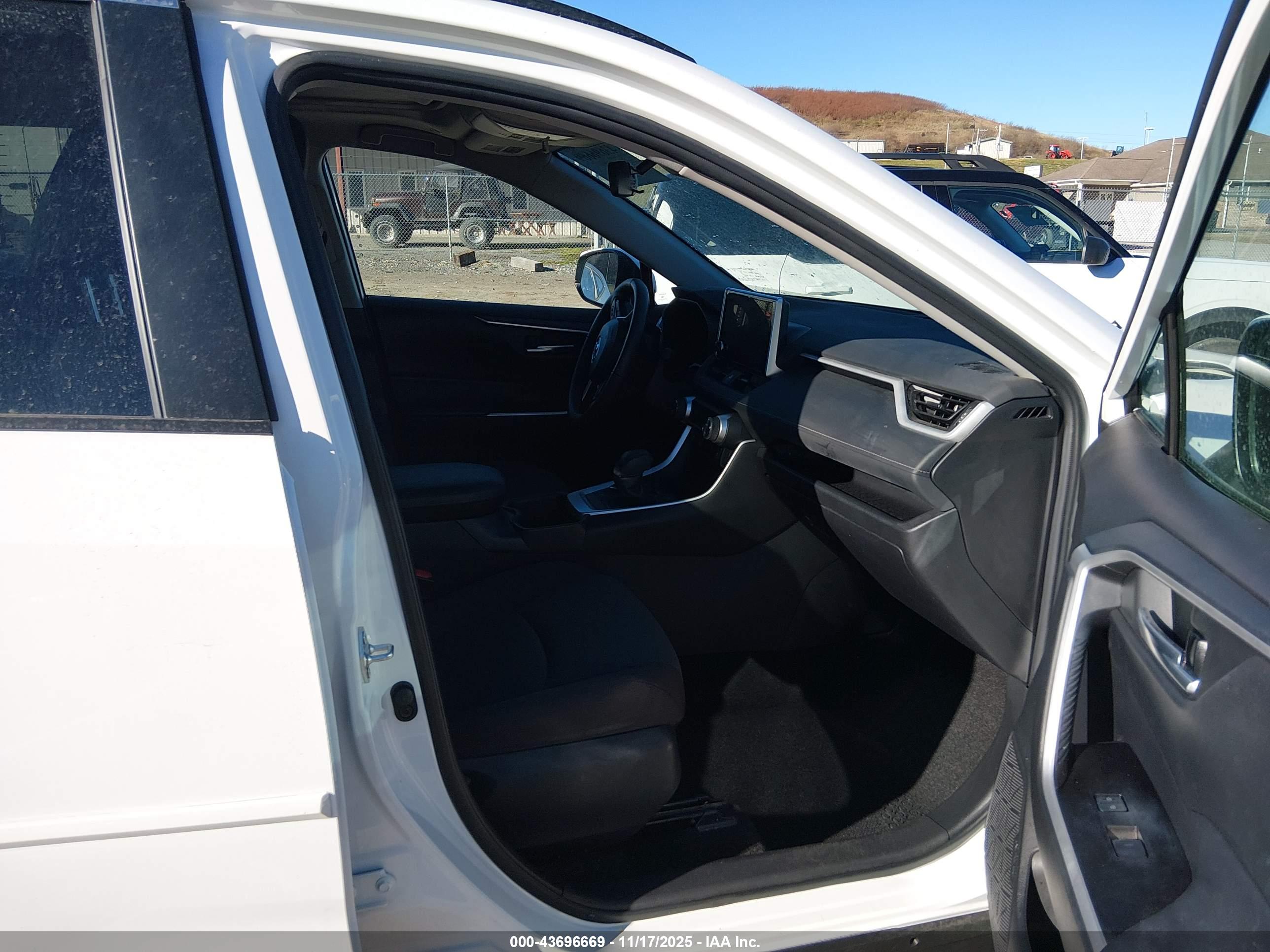 TOYOTA RAV4 image 5