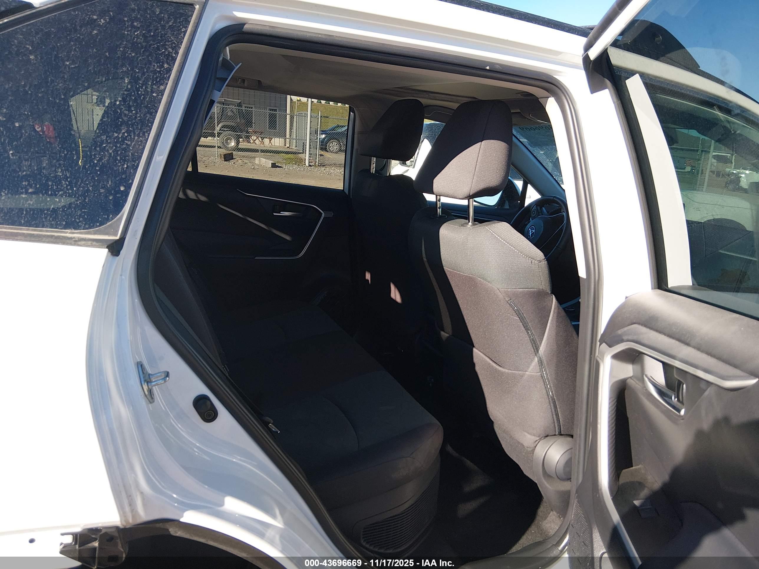 TOYOTA RAV4 image 8