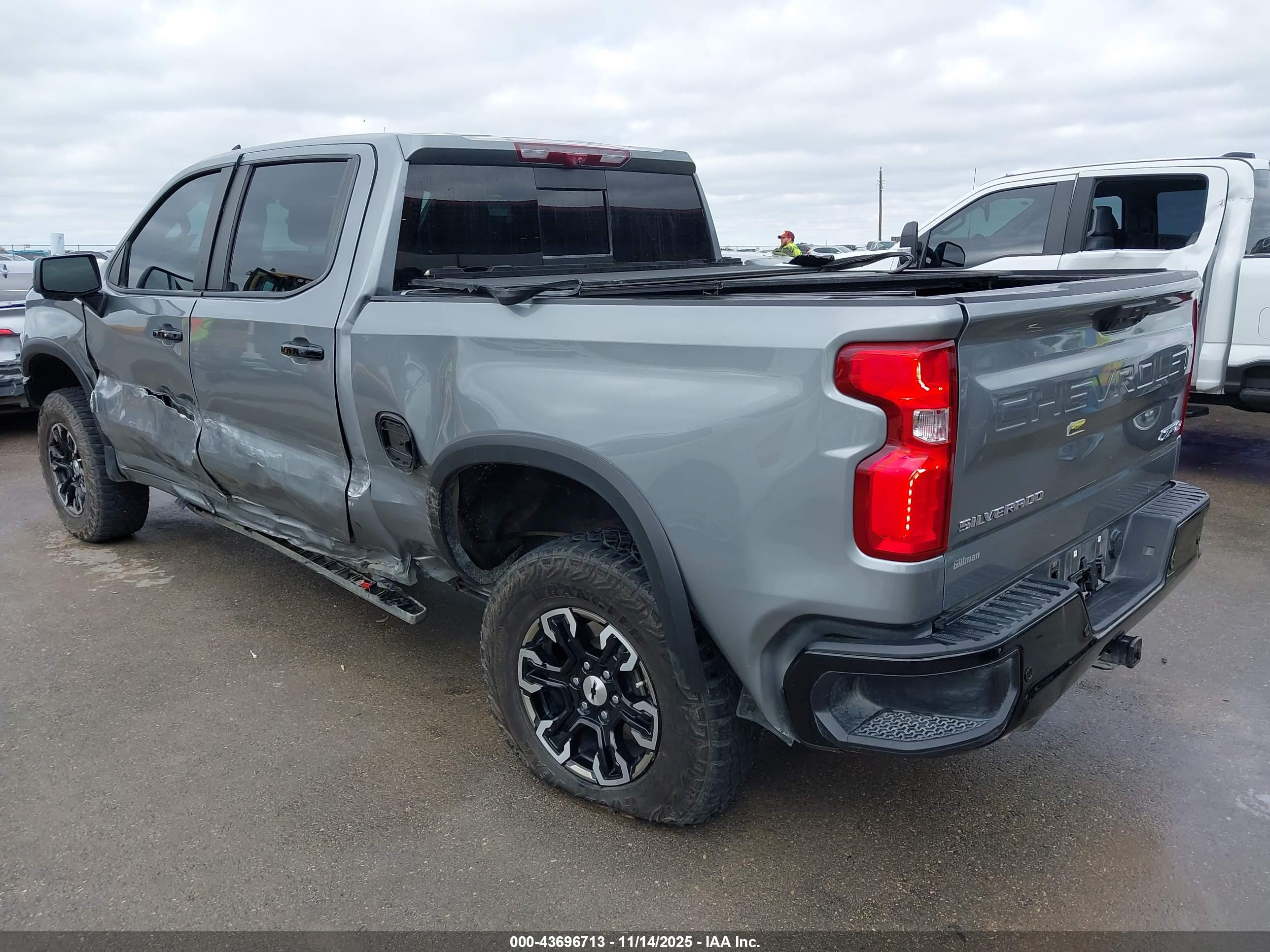 CHEVROLET SILVERADO image 3