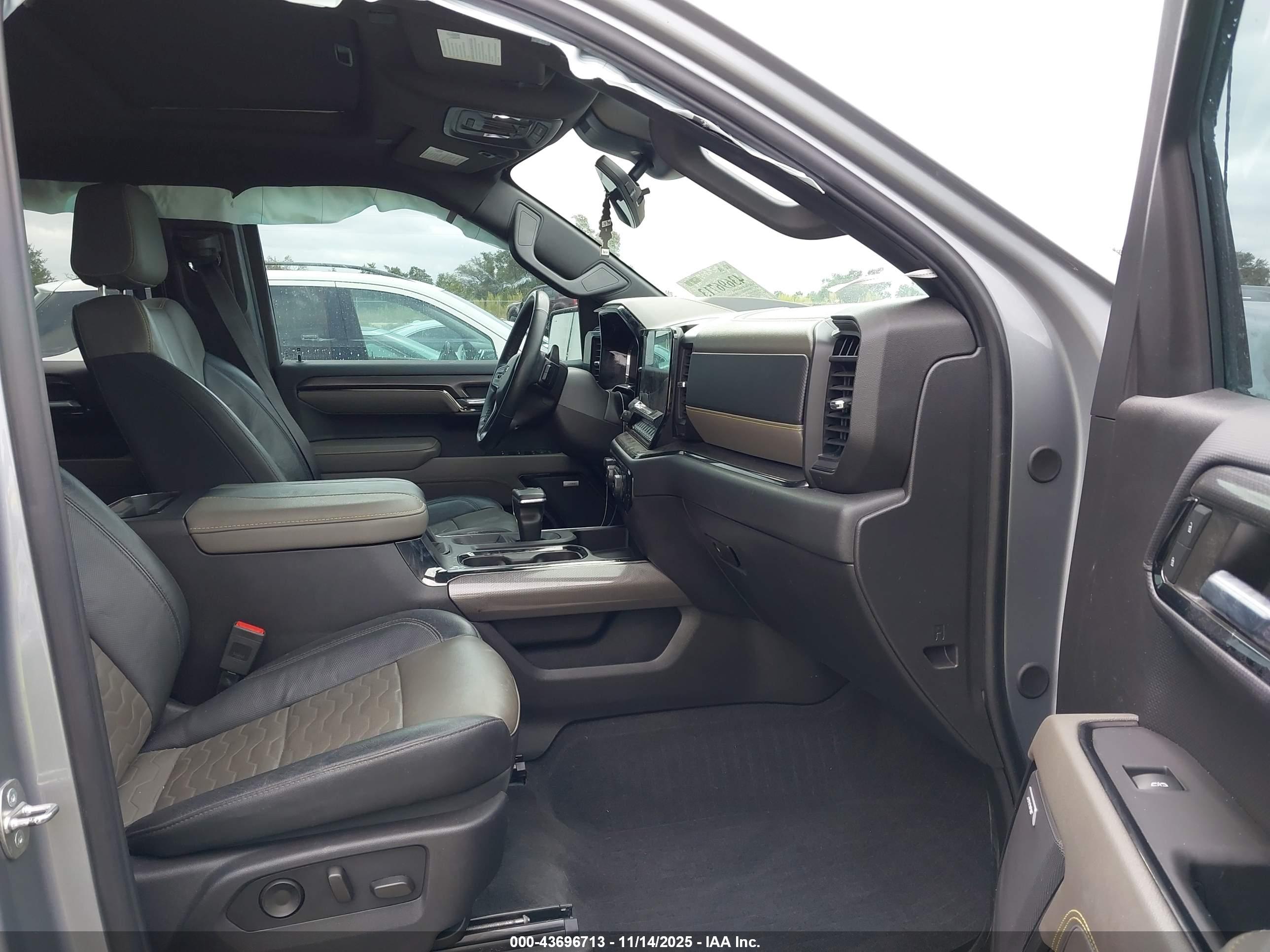 CHEVROLET SILVERADO image 5