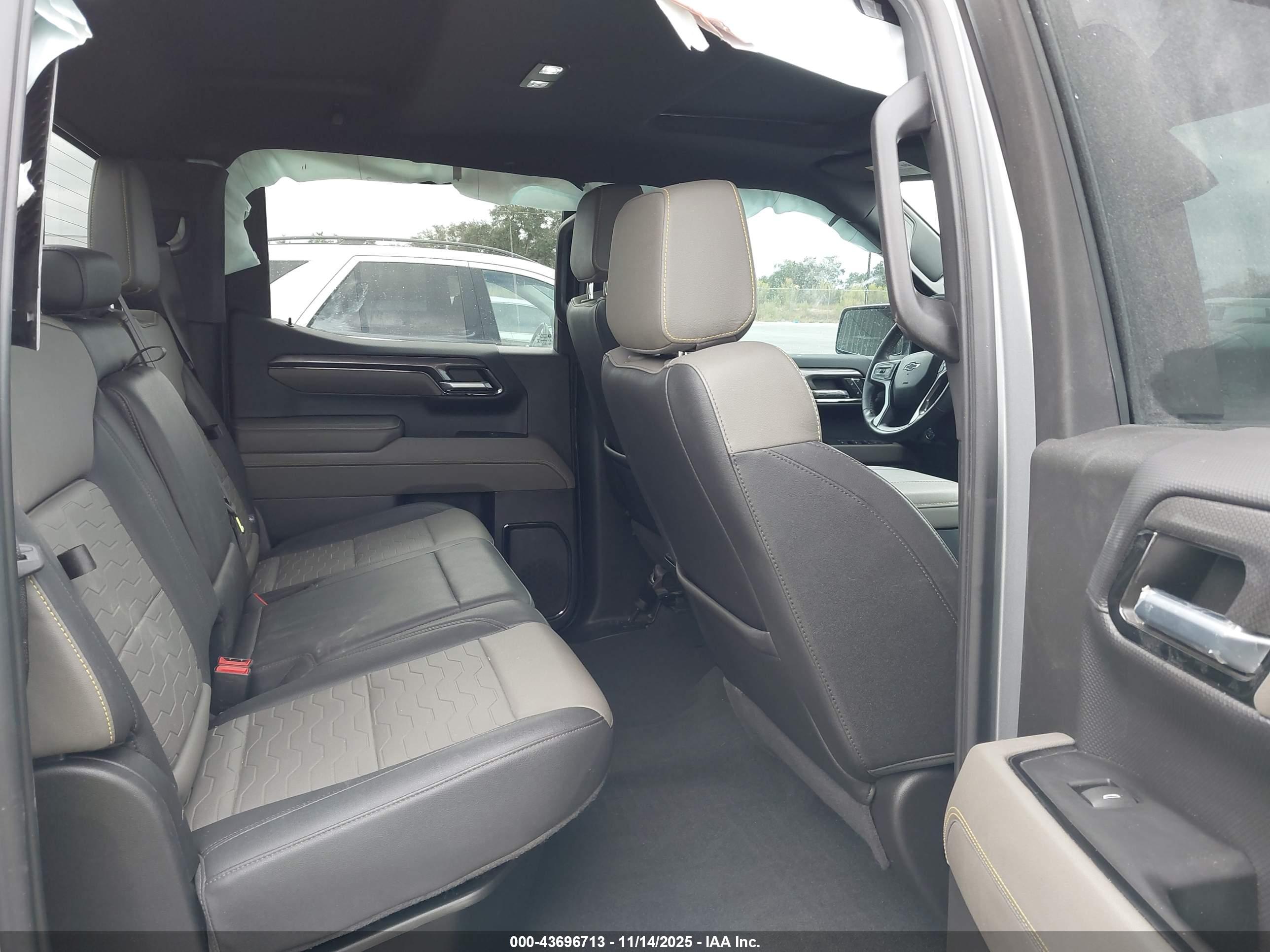 CHEVROLET SILVERADO image 8