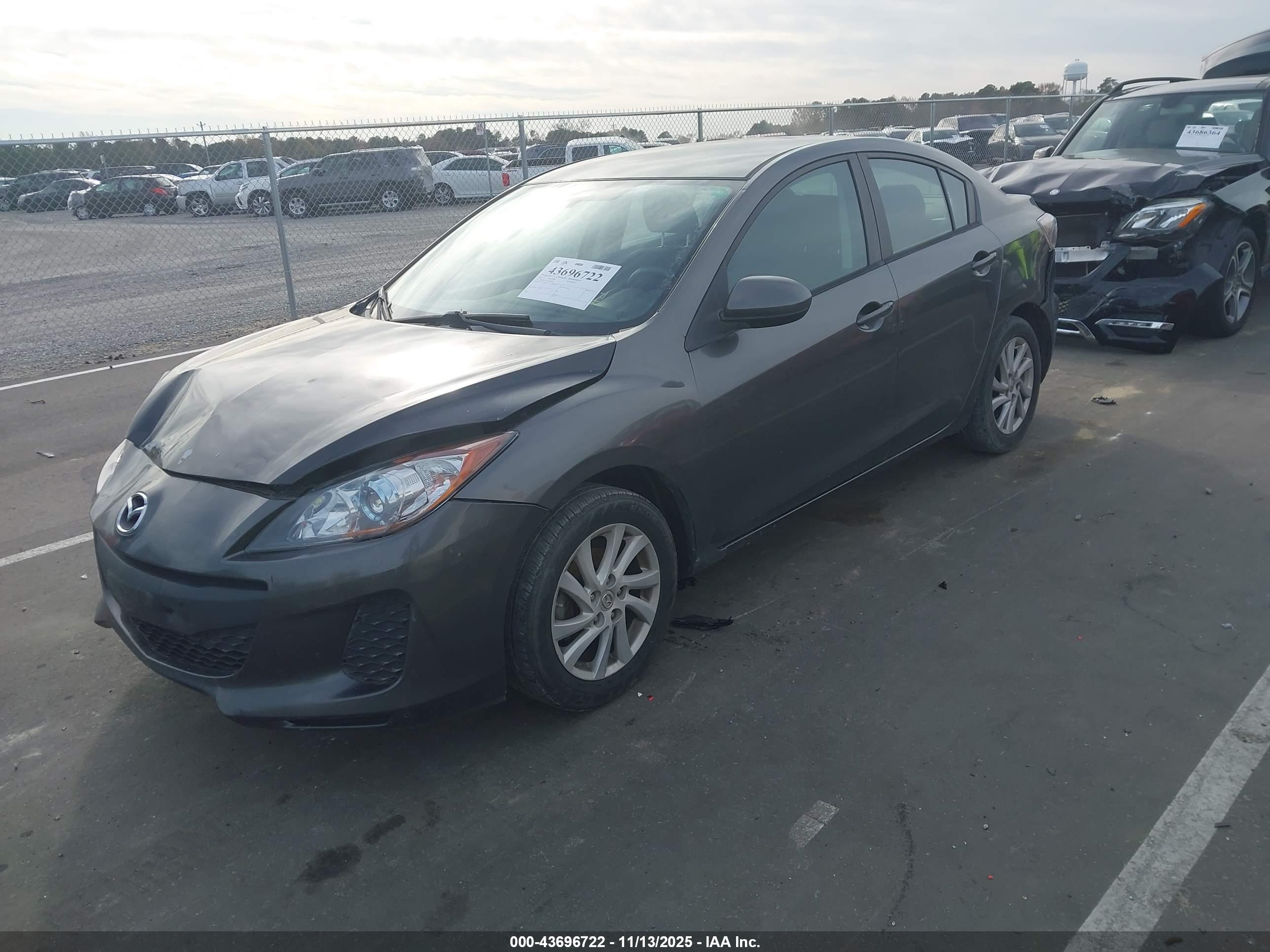 MAZDA MAZDA3 image 2
