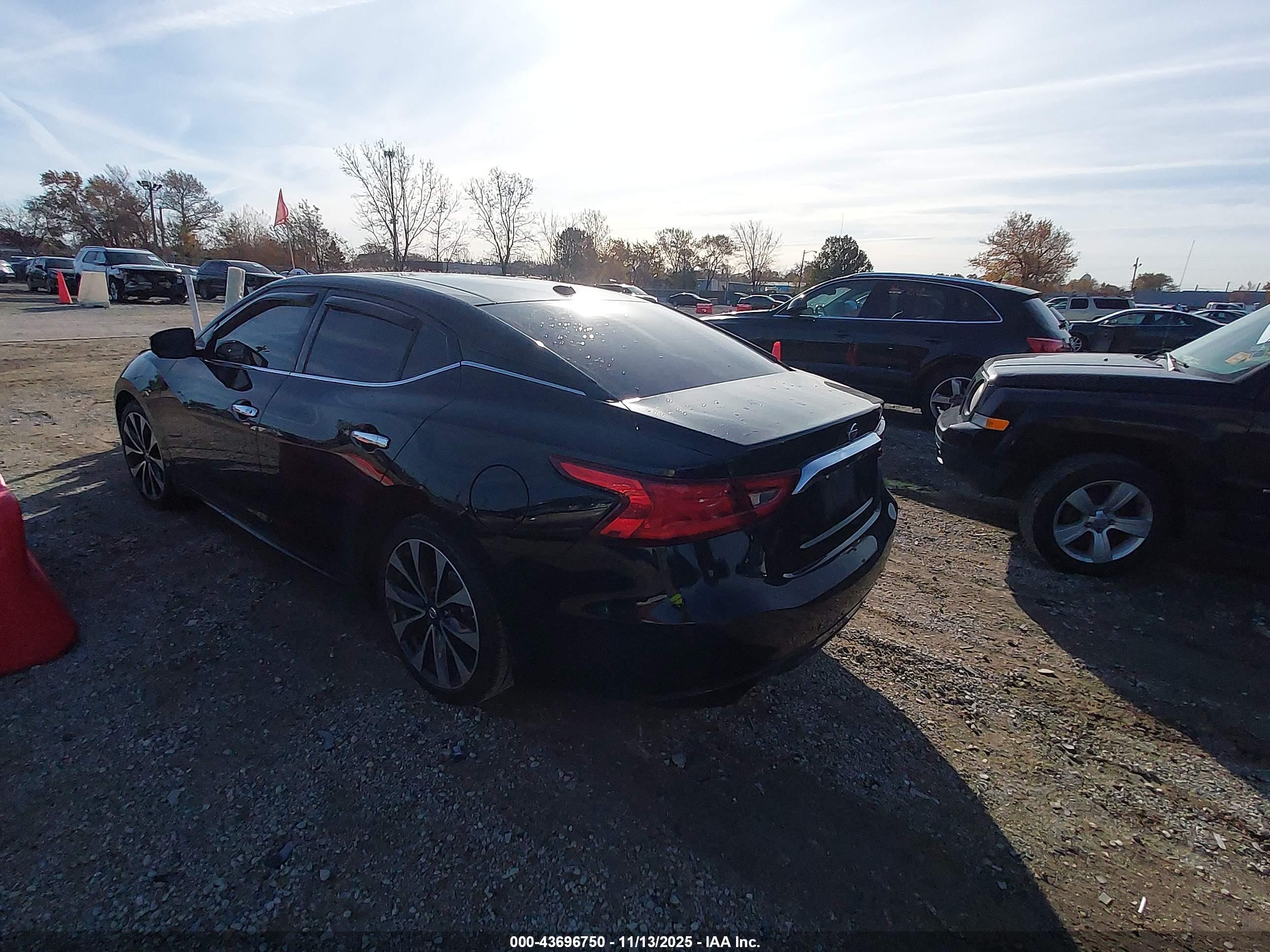 NISSAN MAXIMA image 3