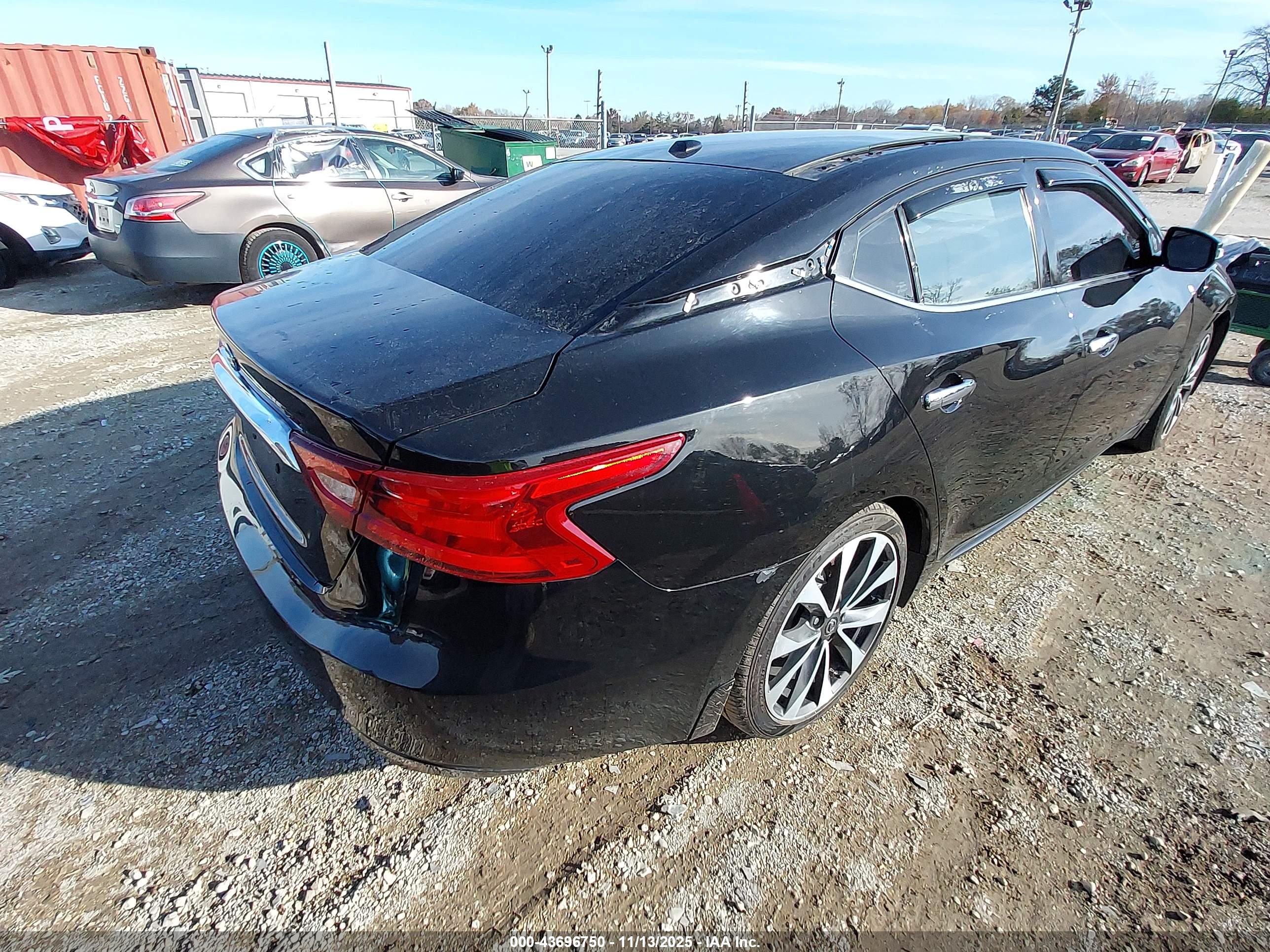 NISSAN MAXIMA image 4
