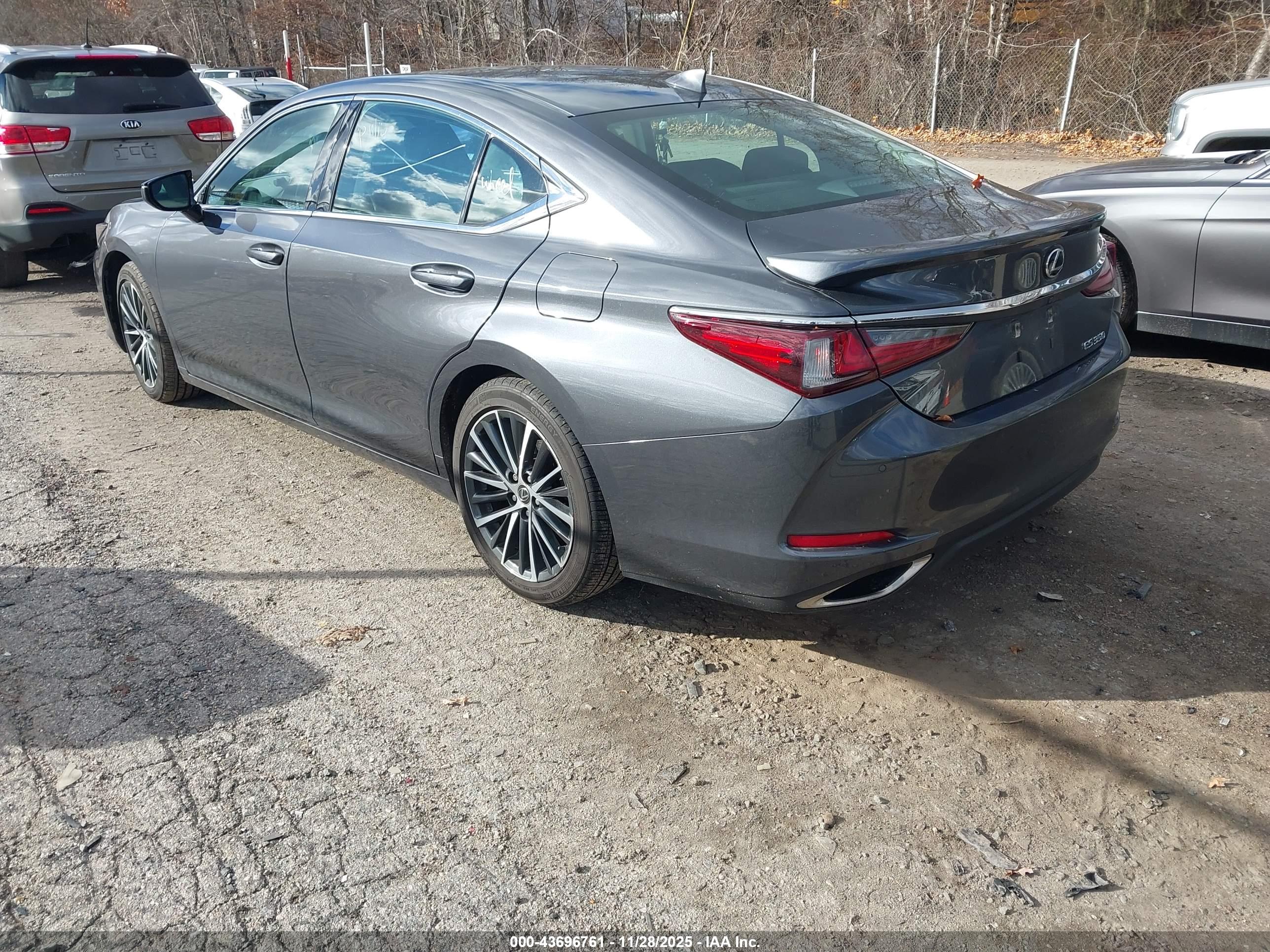 LEXUS ES image 3