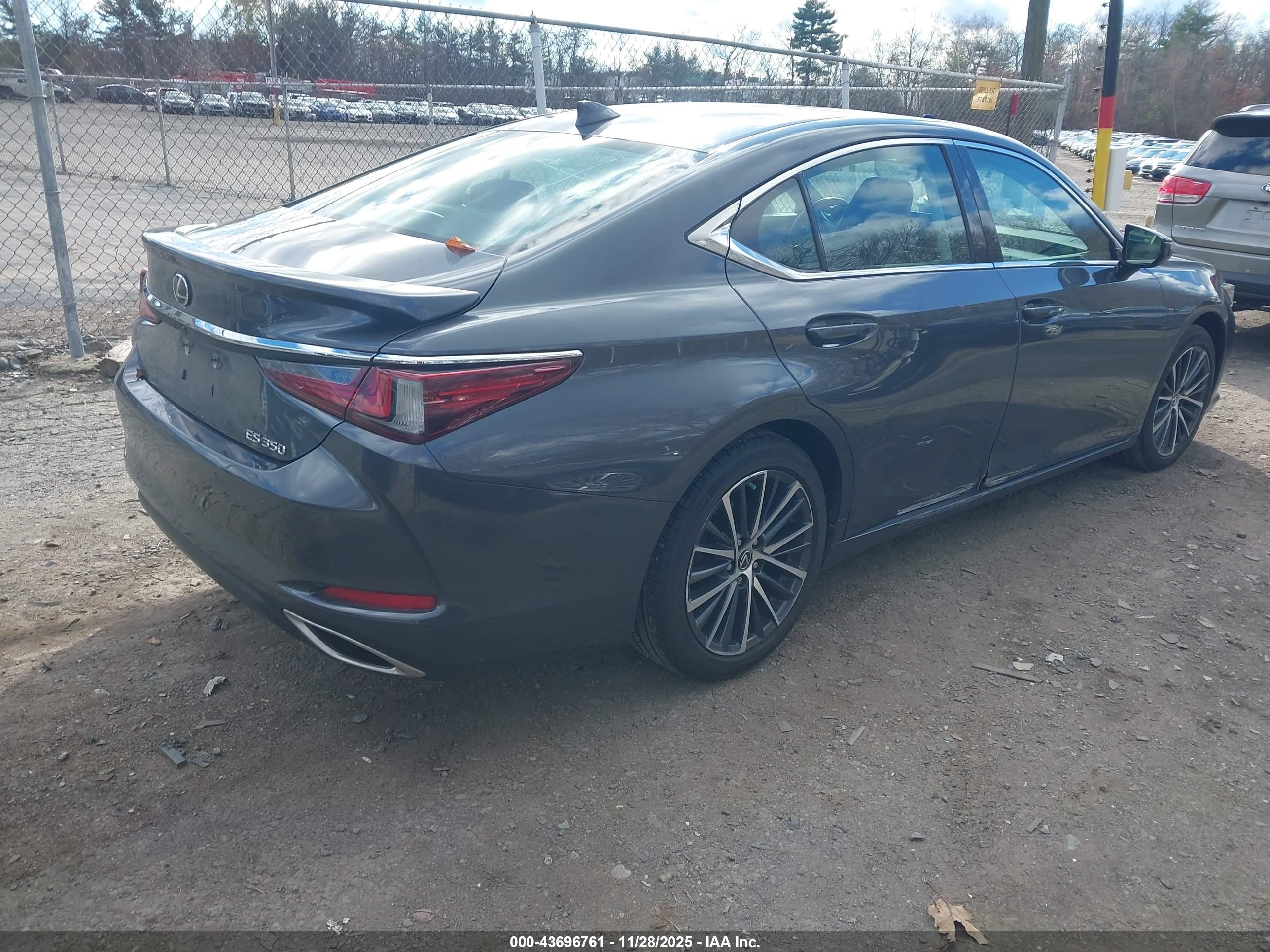 LEXUS ES image 4