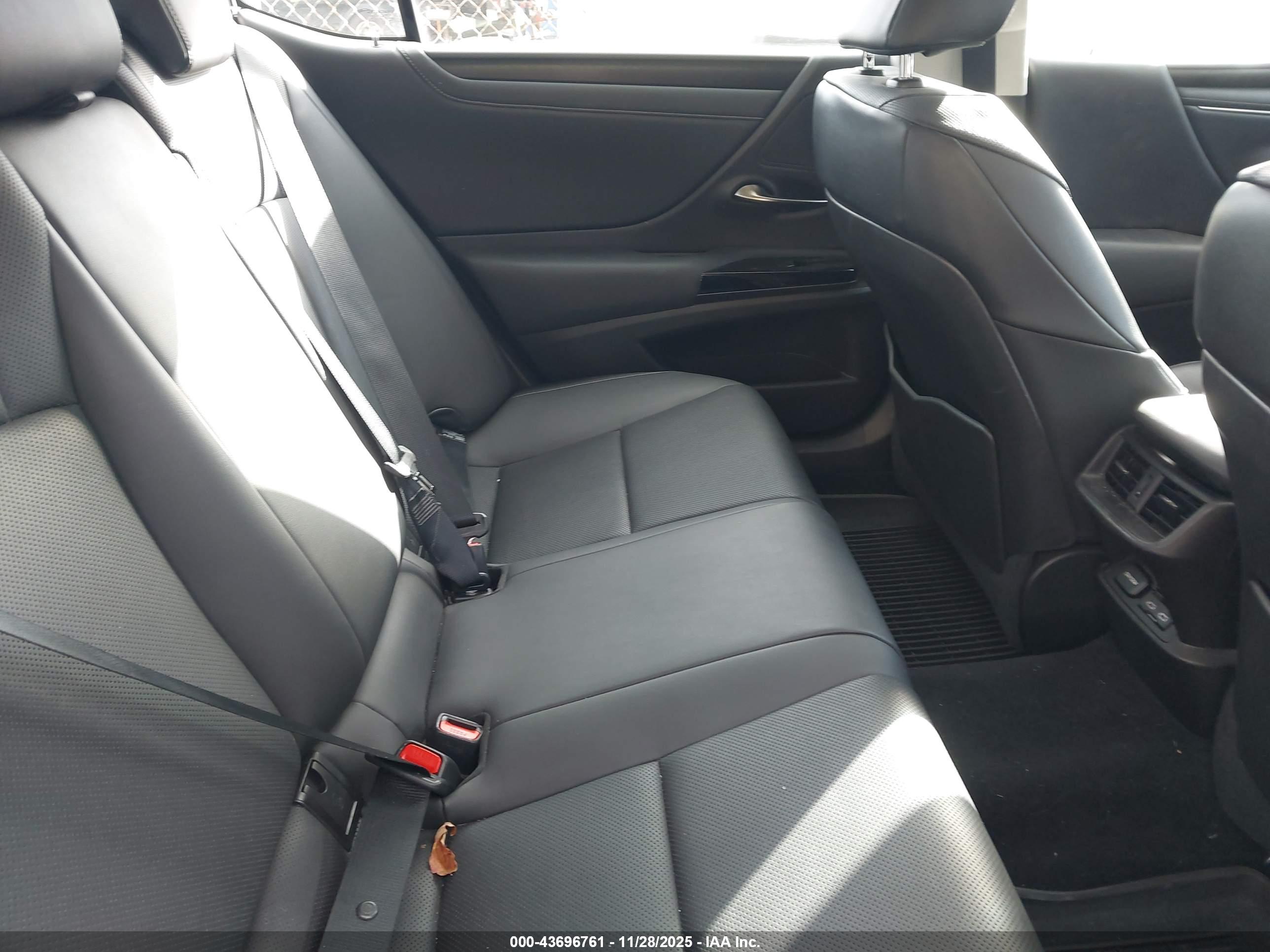 LEXUS ES image 8
