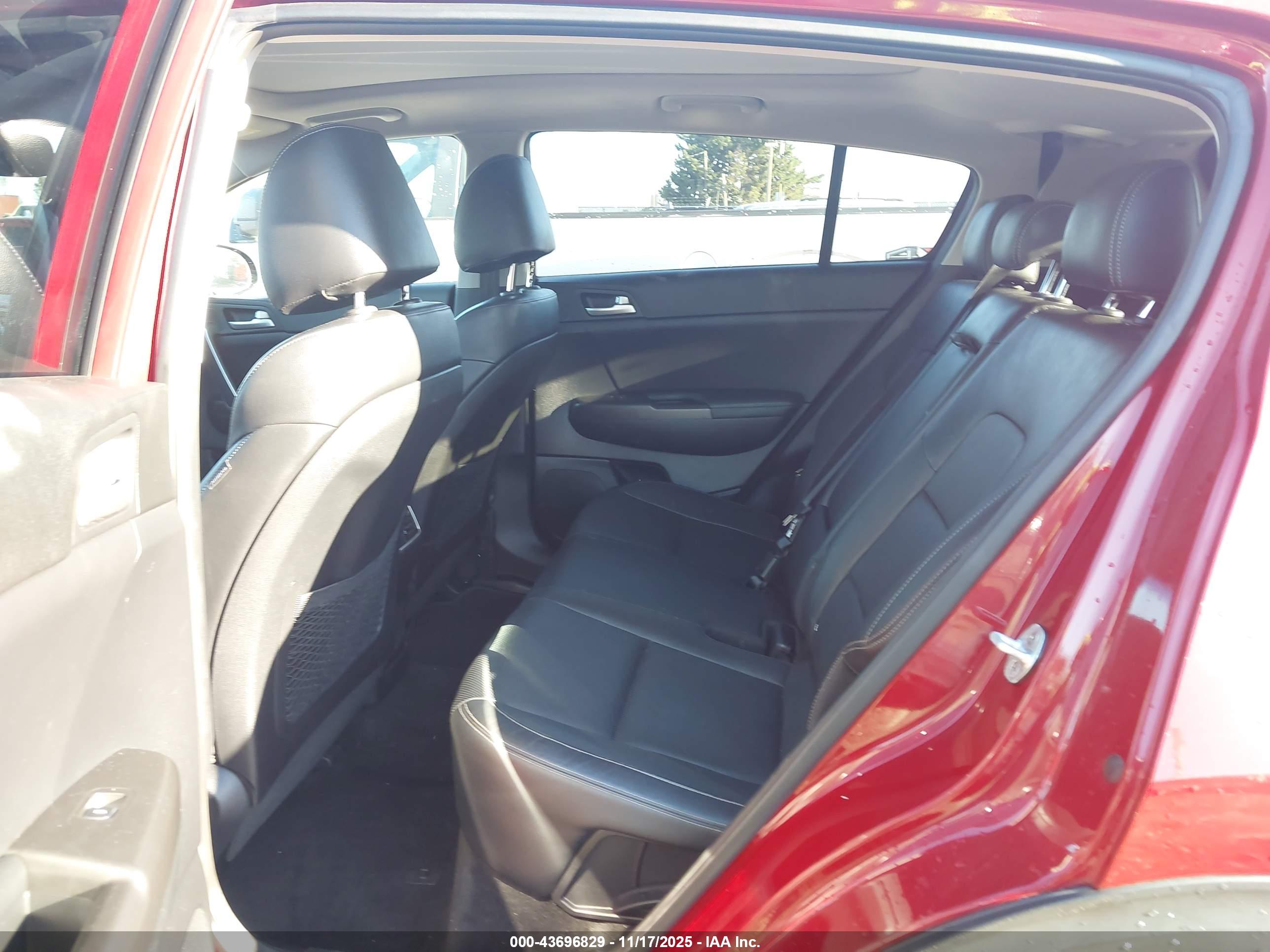 KIA SPORTAGE image 8