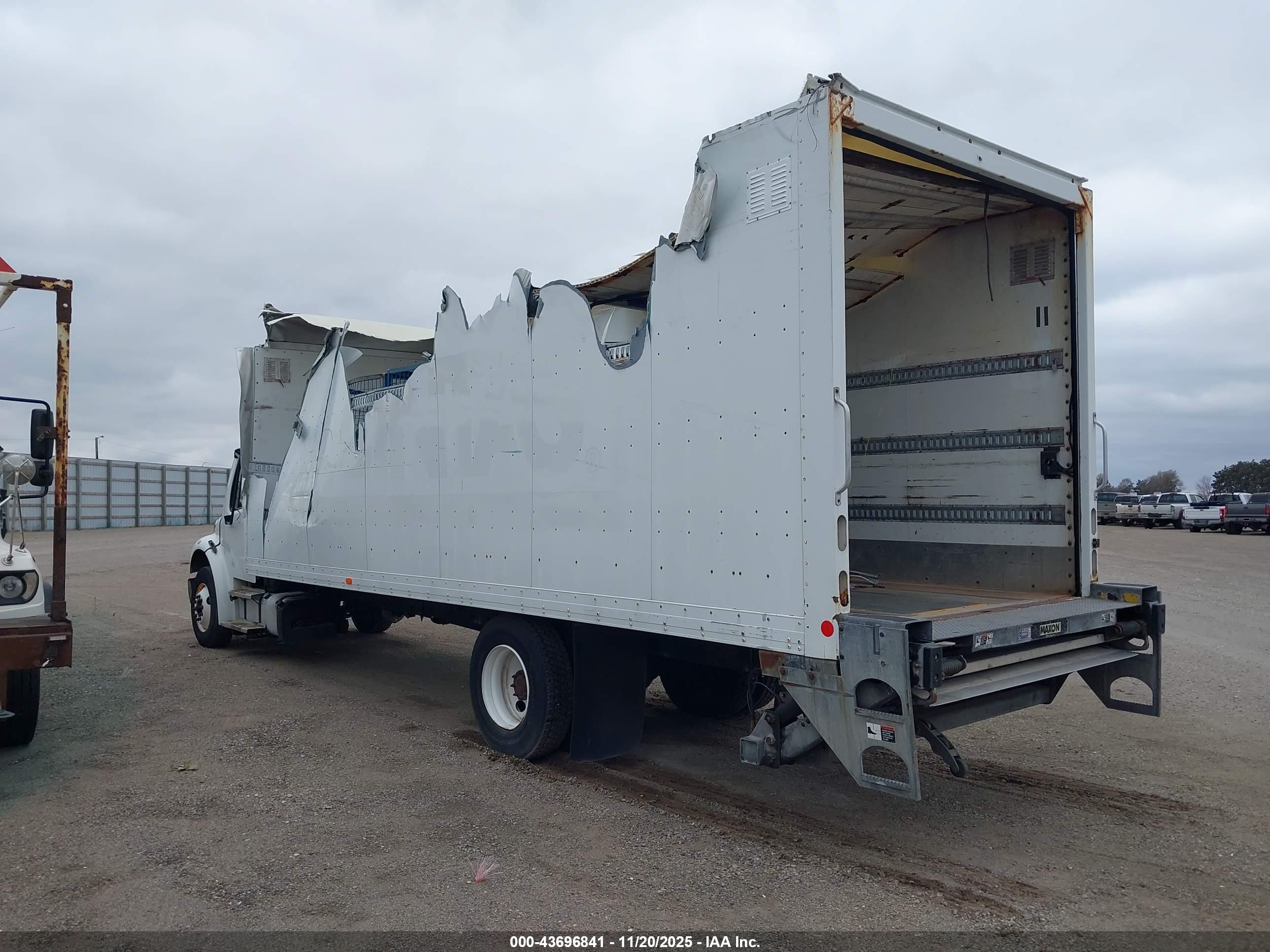 FREIGHTLINER M2 image 3