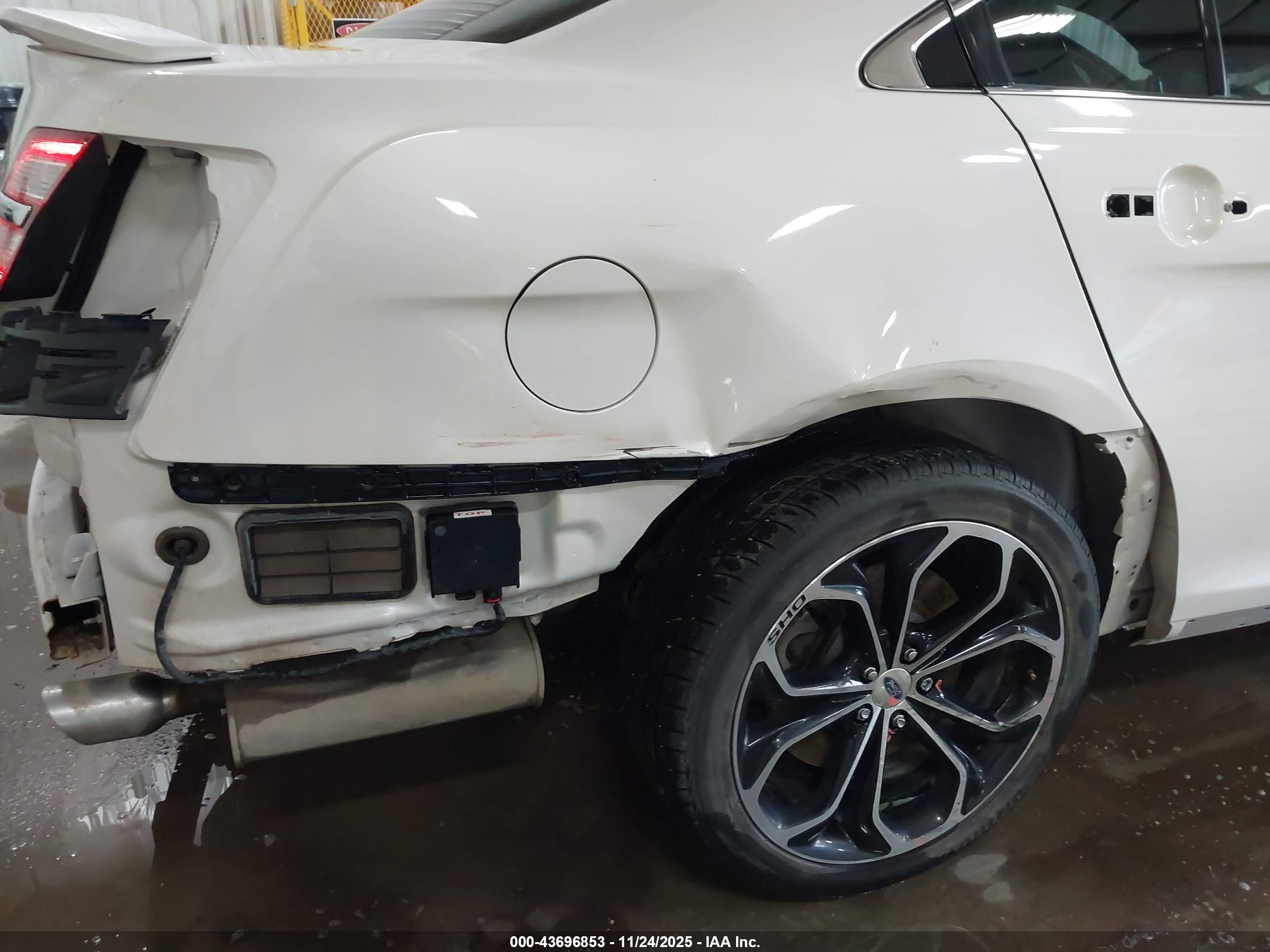 FORD TAURUS image 6