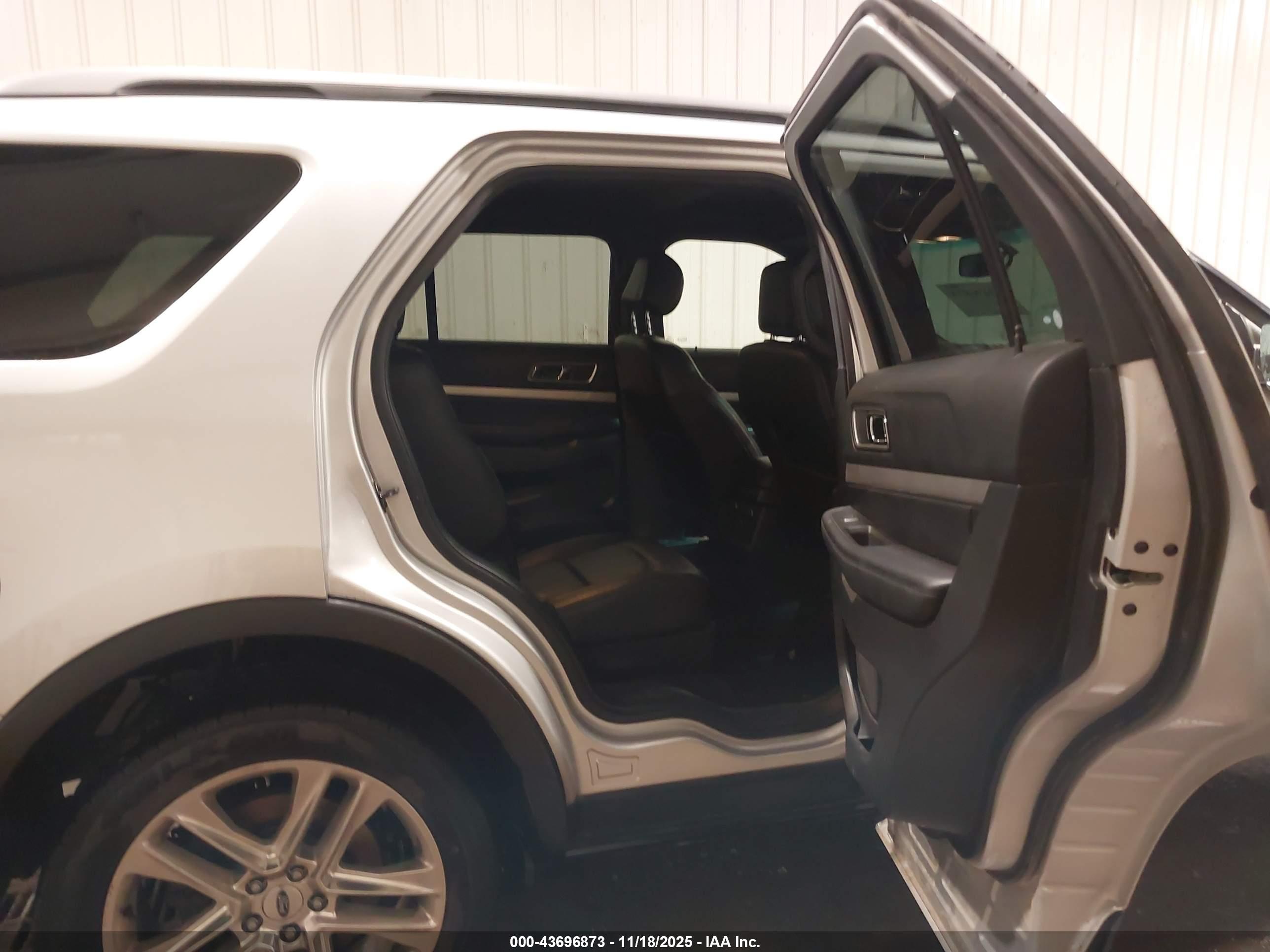 FORD EXPLORER image 8