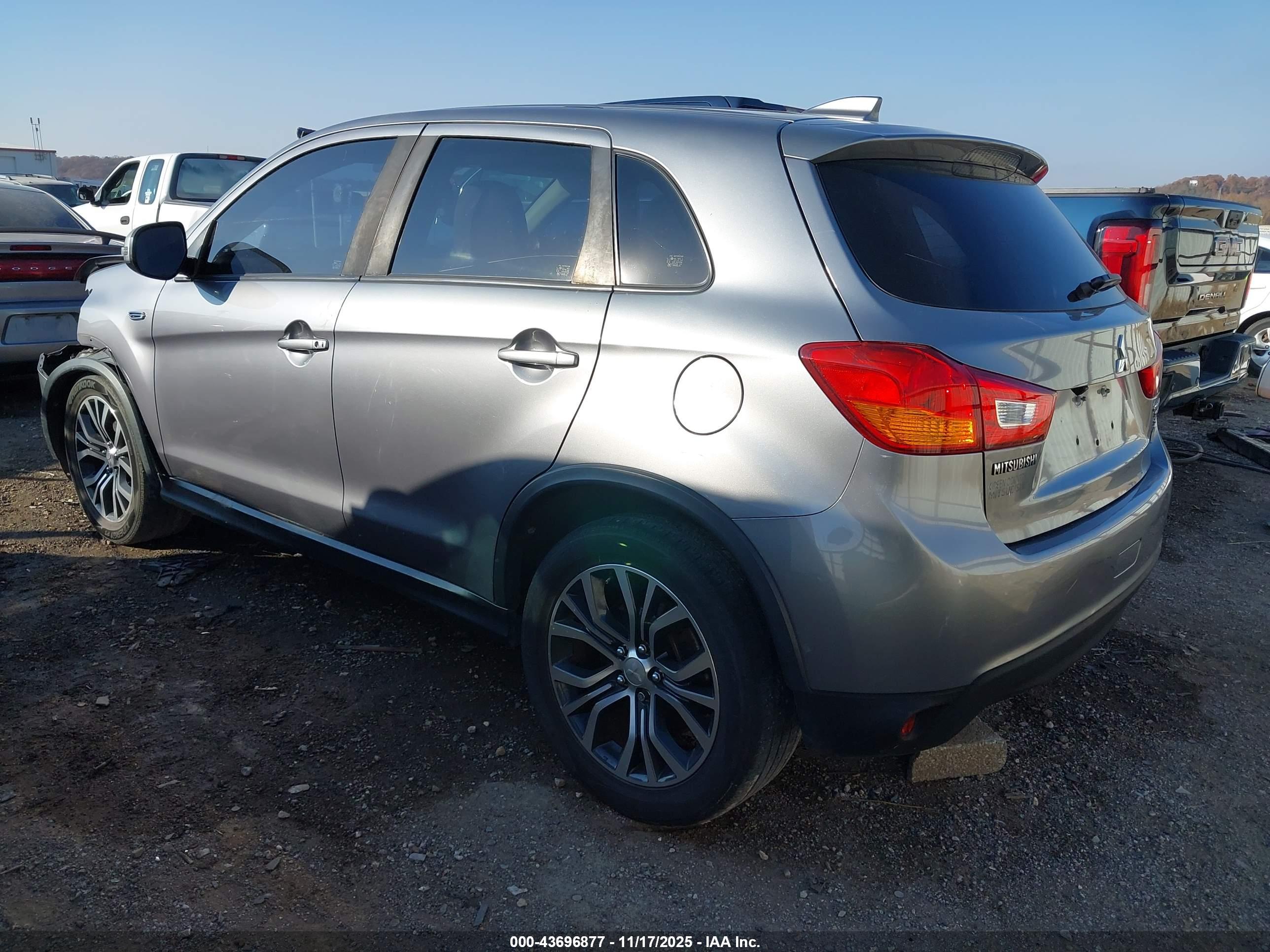 MITSUBISHI OUTLANDER image 3