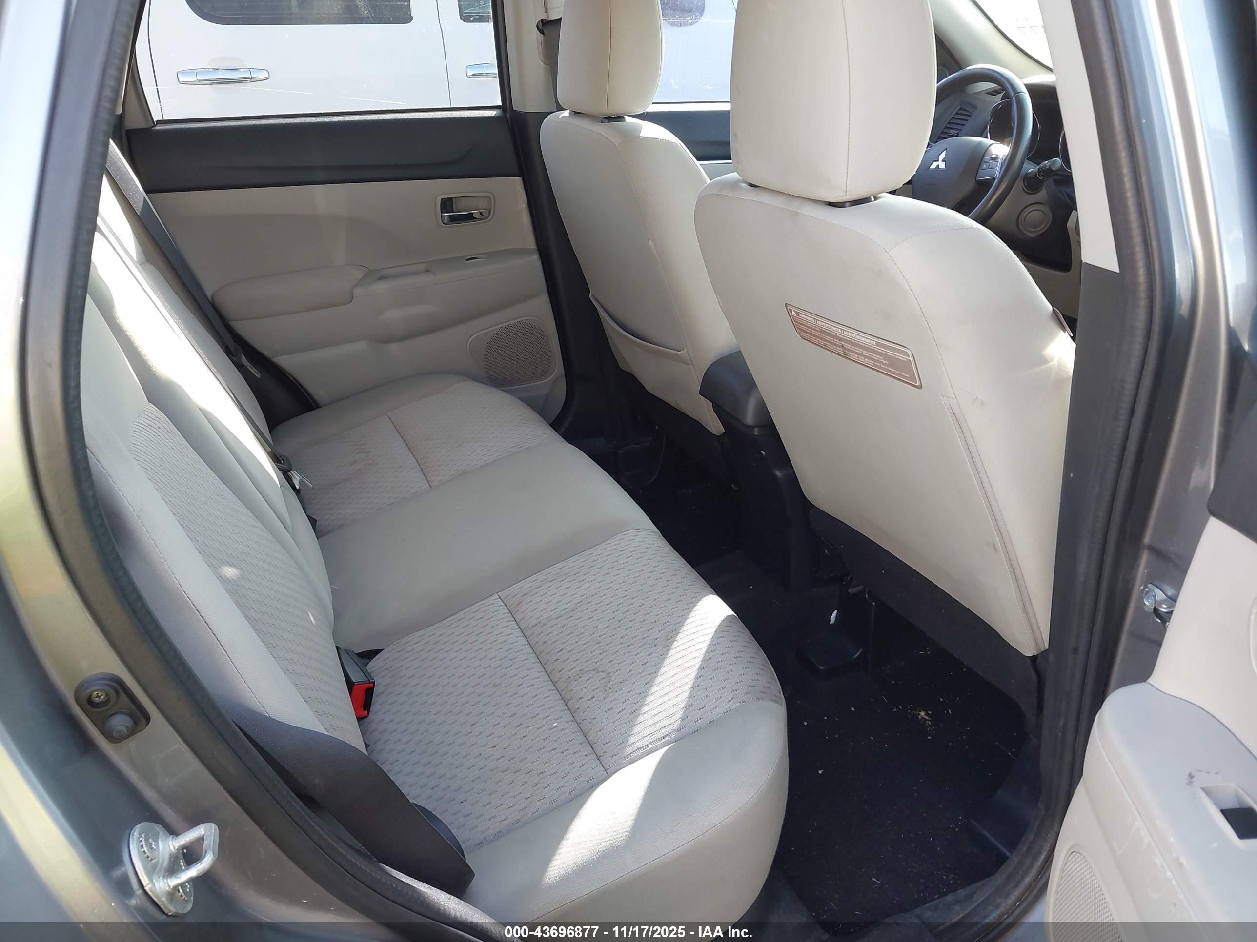 MITSUBISHI OUTLANDER image 8