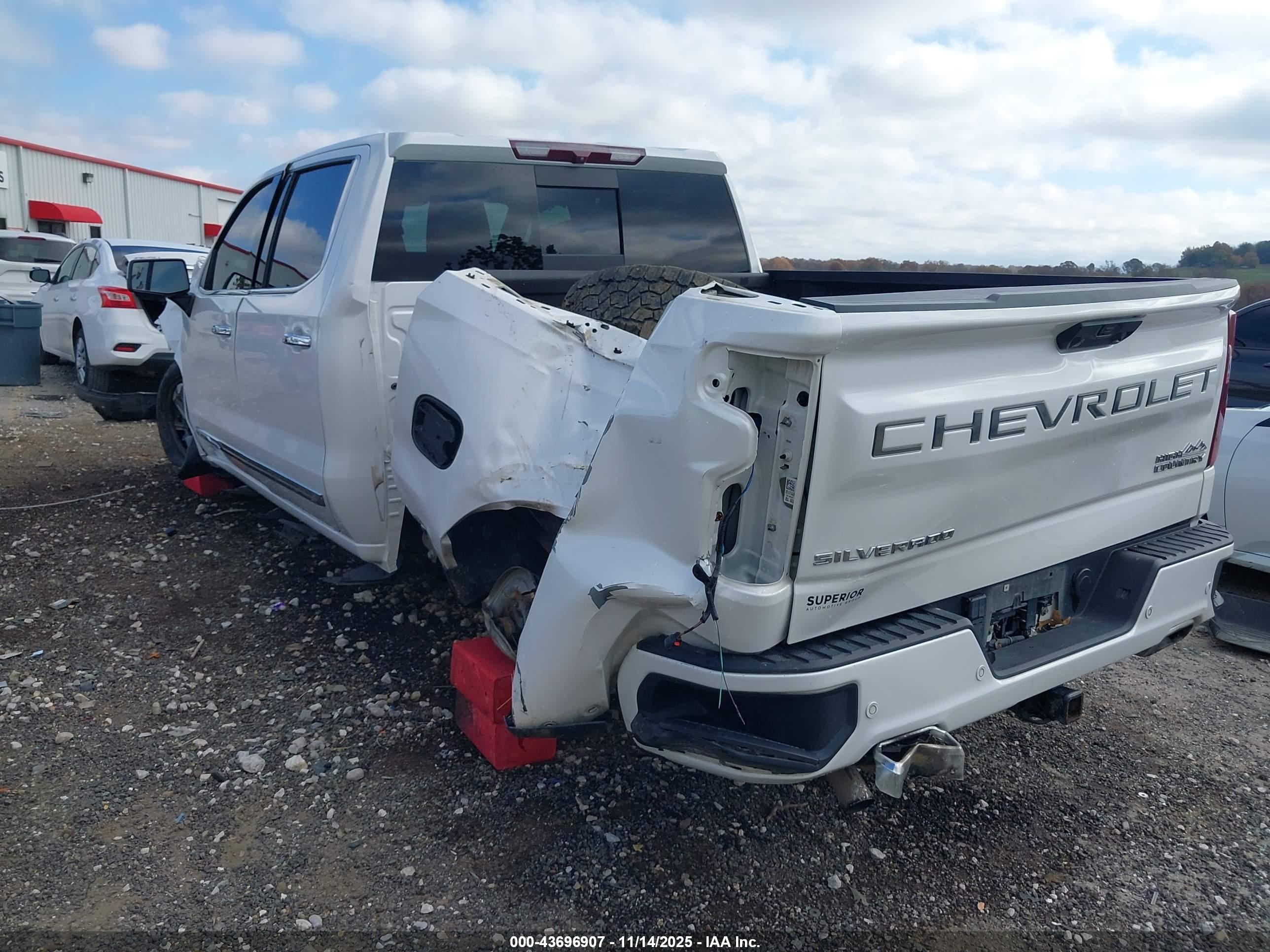 CHEVROLET SILVERADO image 3