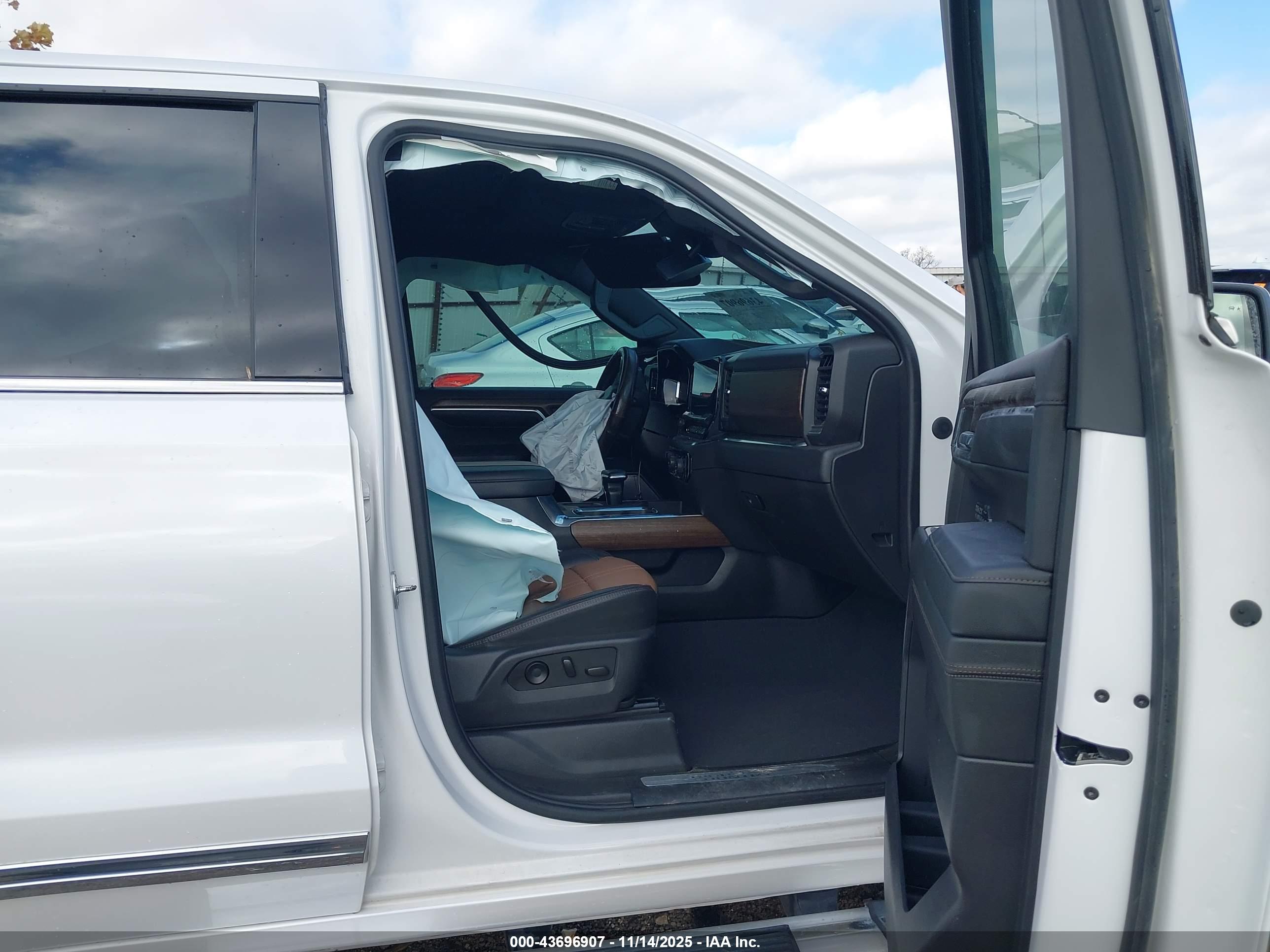 CHEVROLET SILVERADO image 5