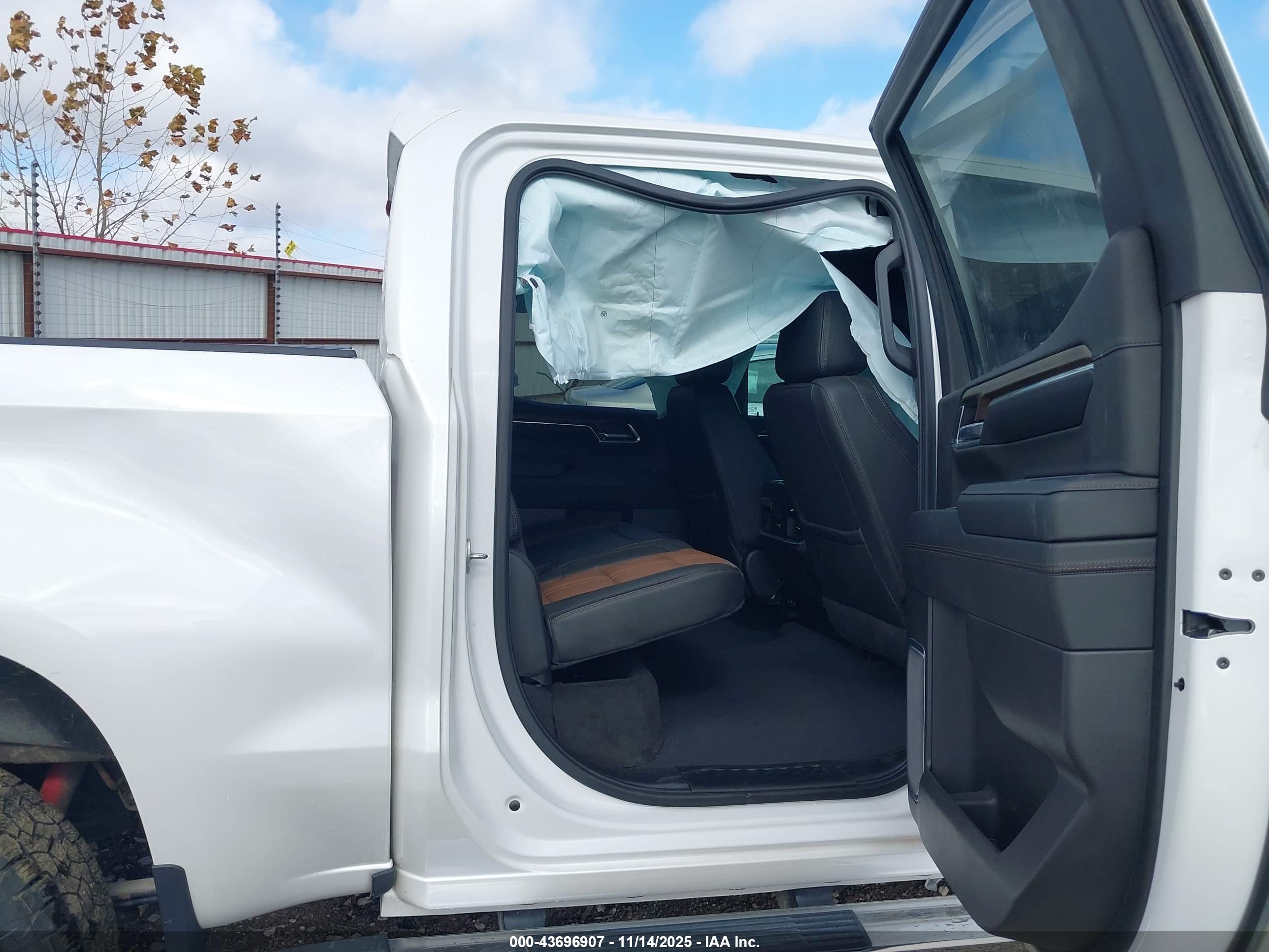 CHEVROLET SILVERADO image 8