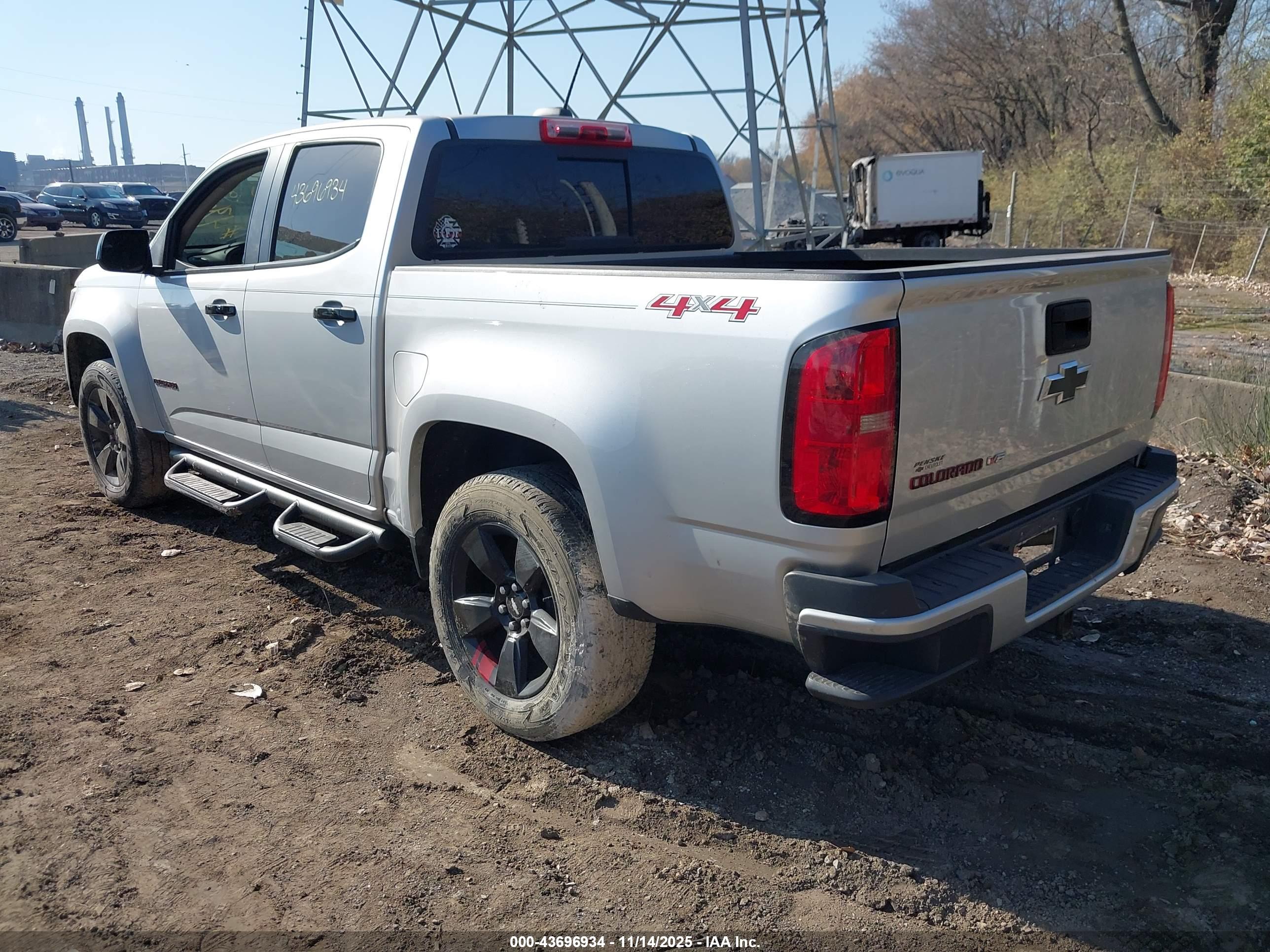 CHEVROLET COLORADO image 3