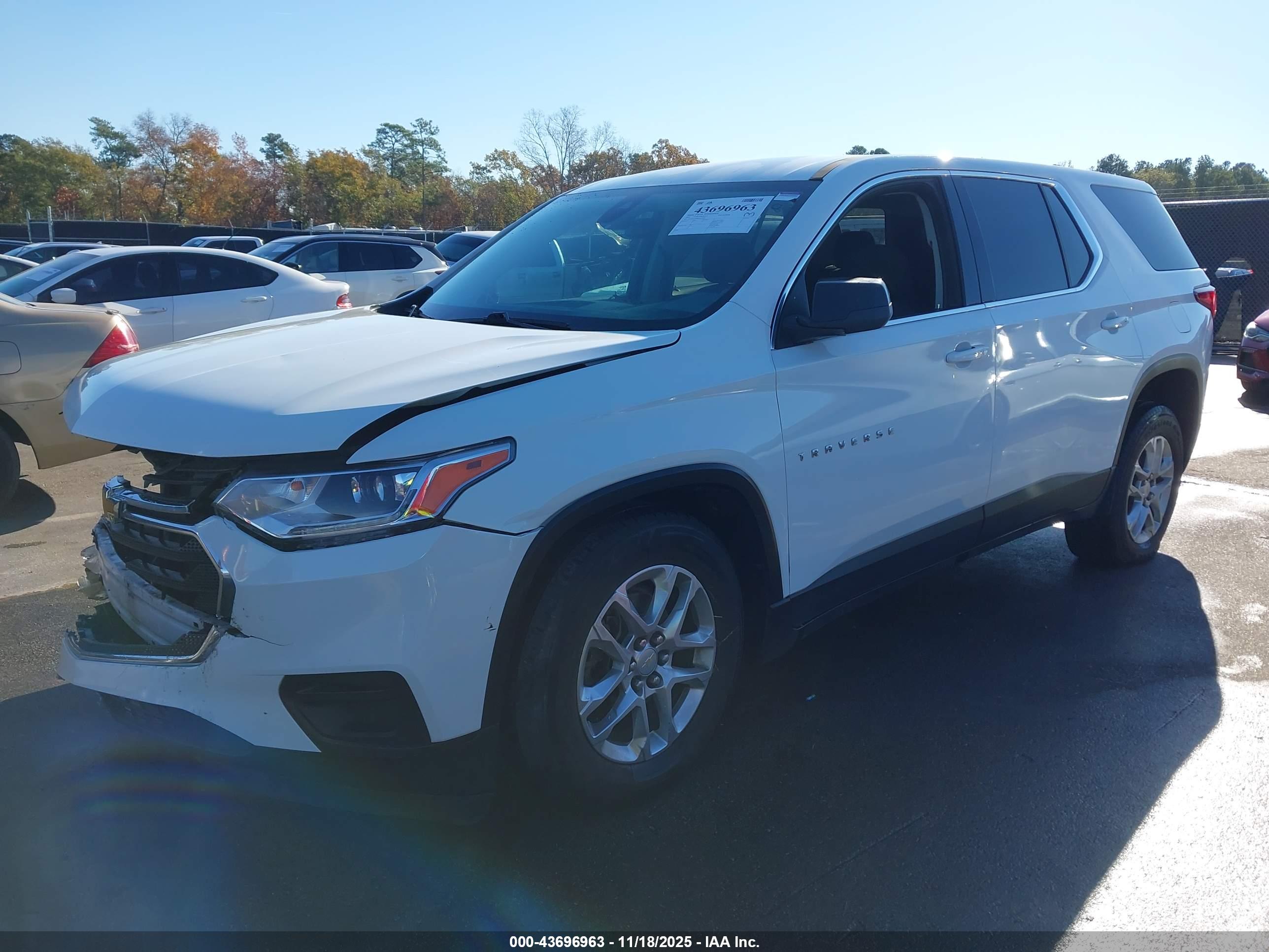 CHEVROLET TRAVERSE image 2