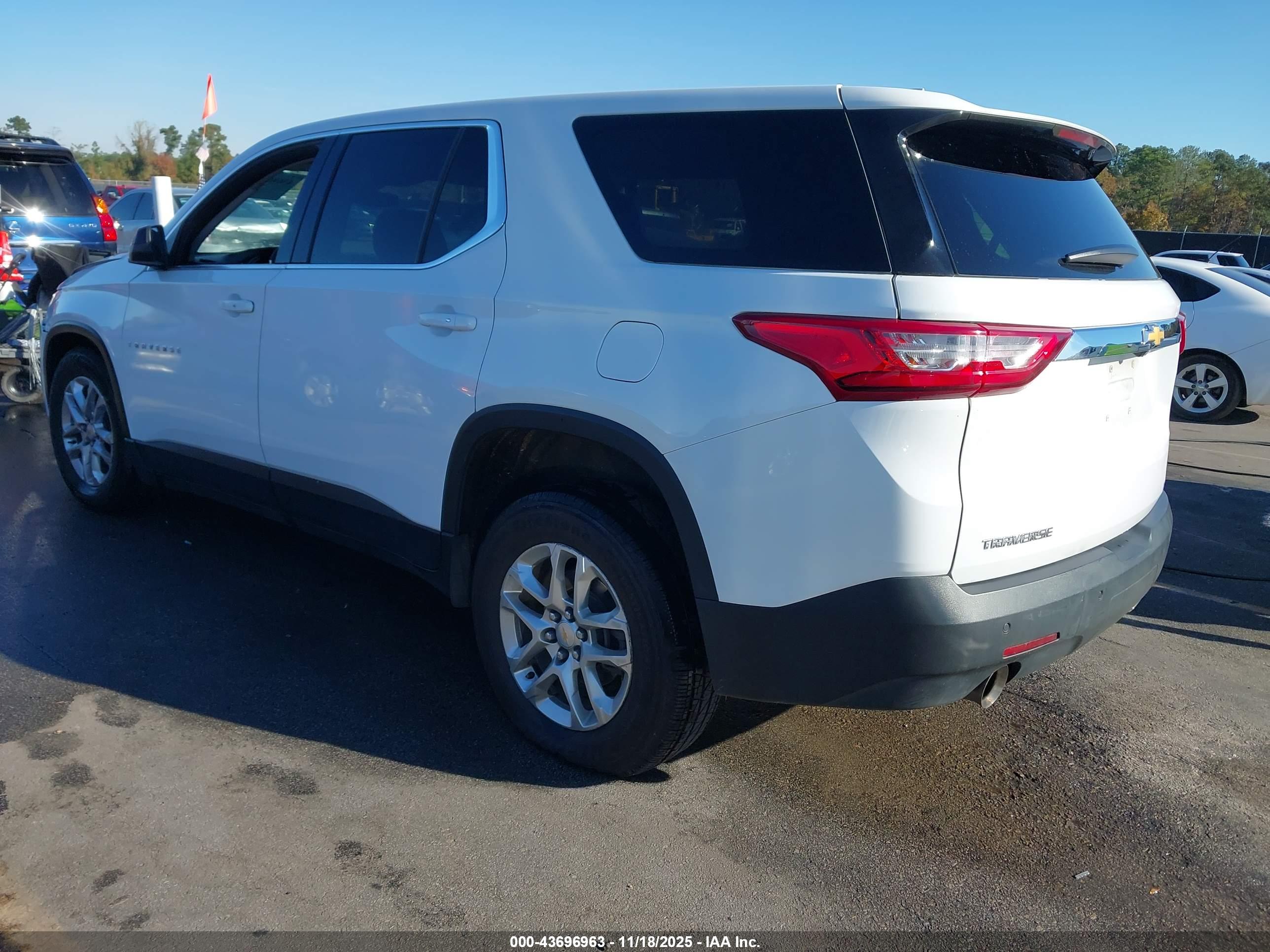 CHEVROLET TRAVERSE image 3