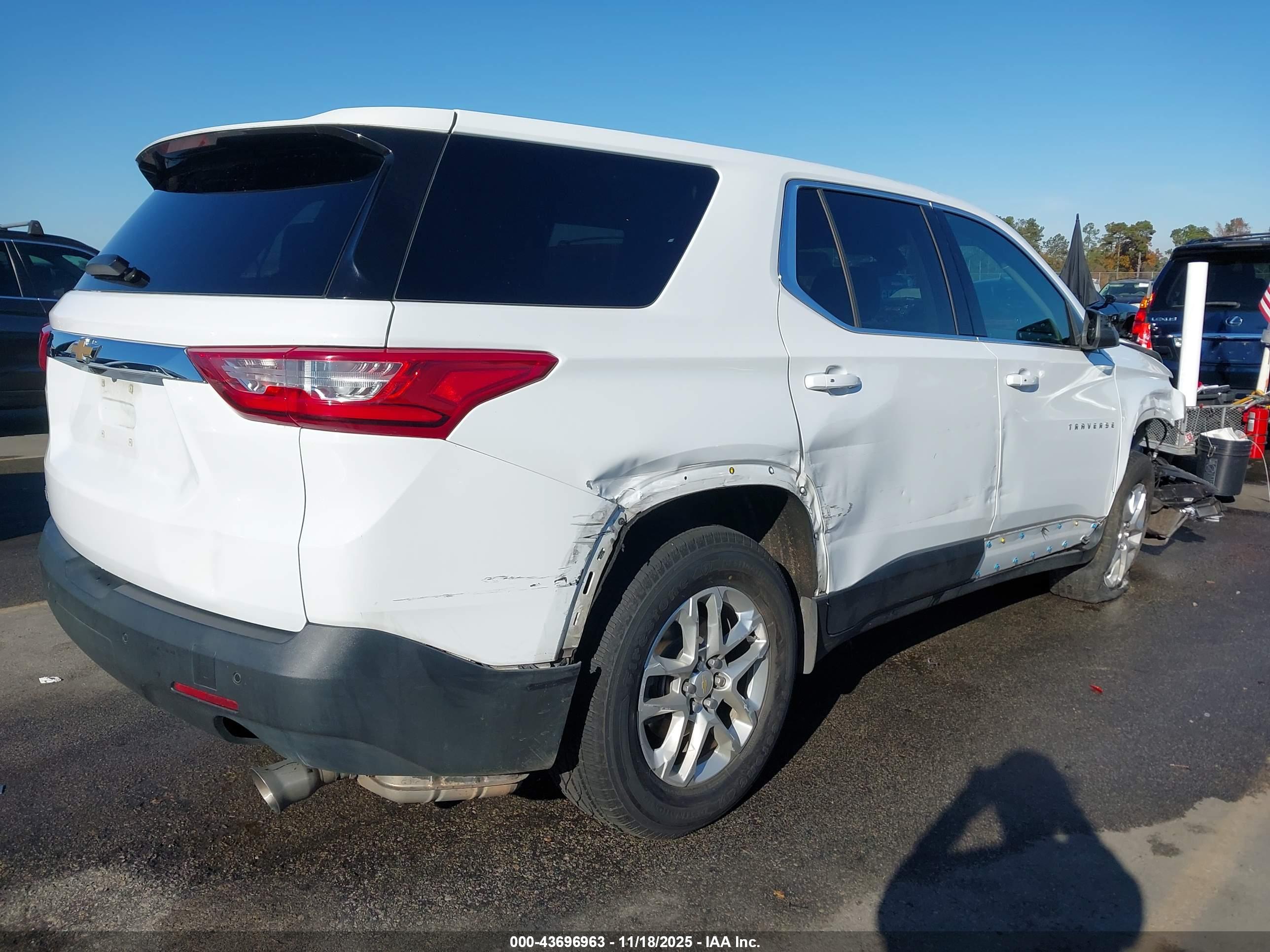 CHEVROLET TRAVERSE image 4