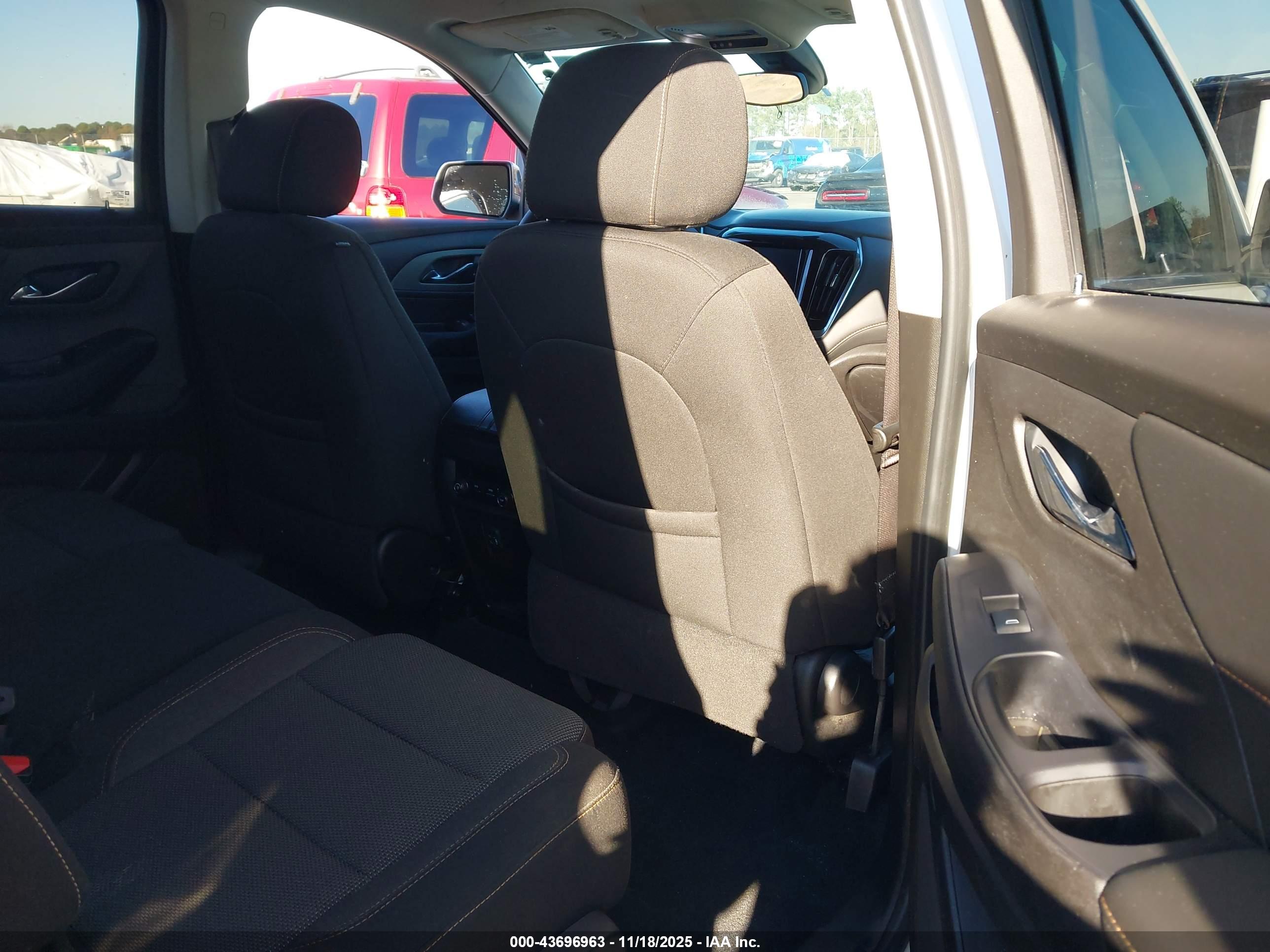 CHEVROLET TRAVERSE image 8