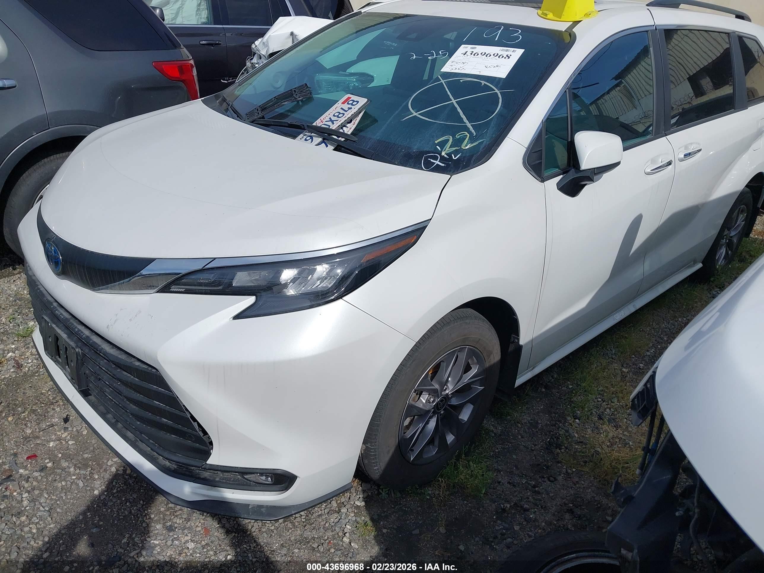 TOYOTA SIENNA image 2