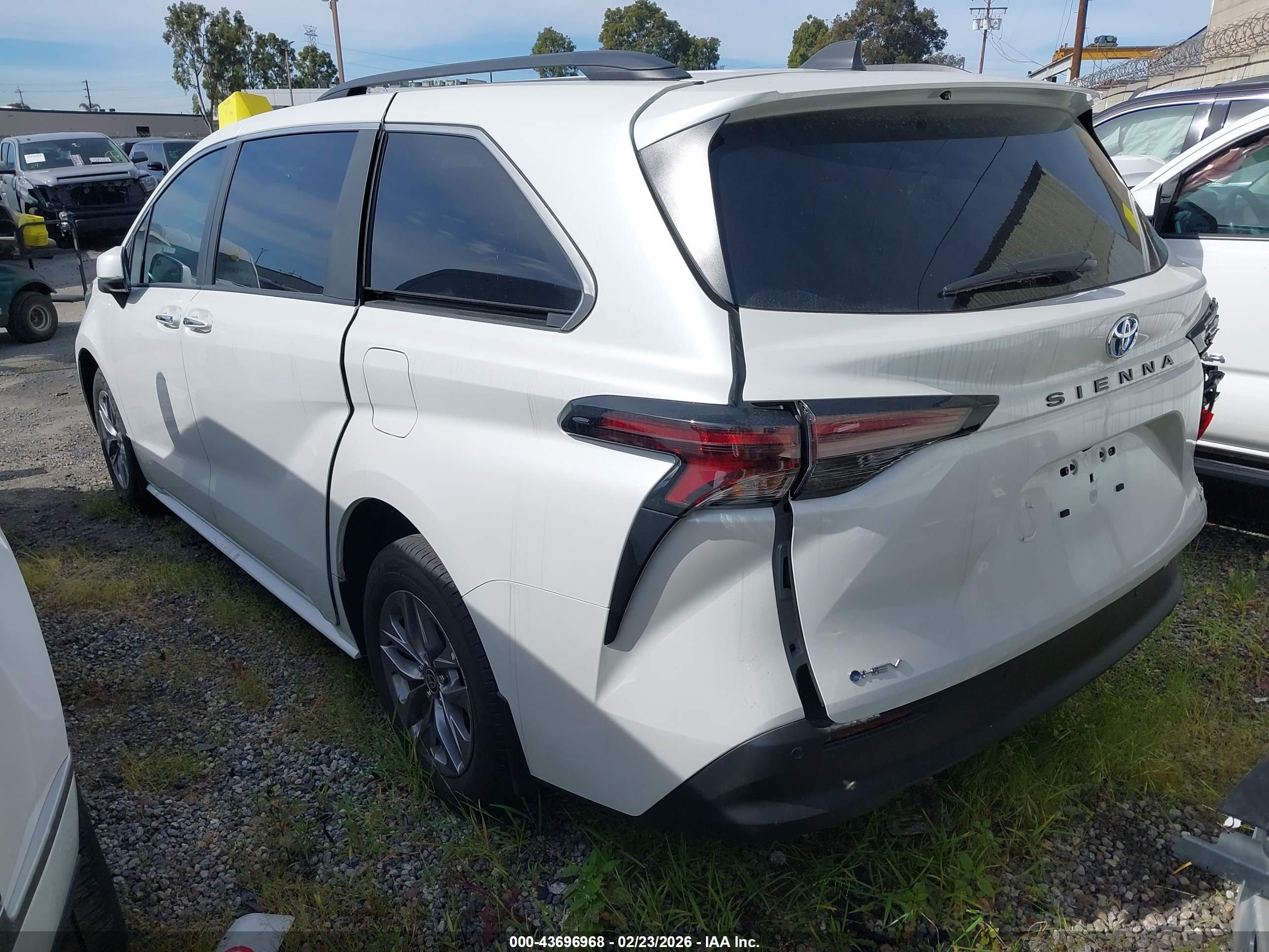 TOYOTA SIENNA image 3