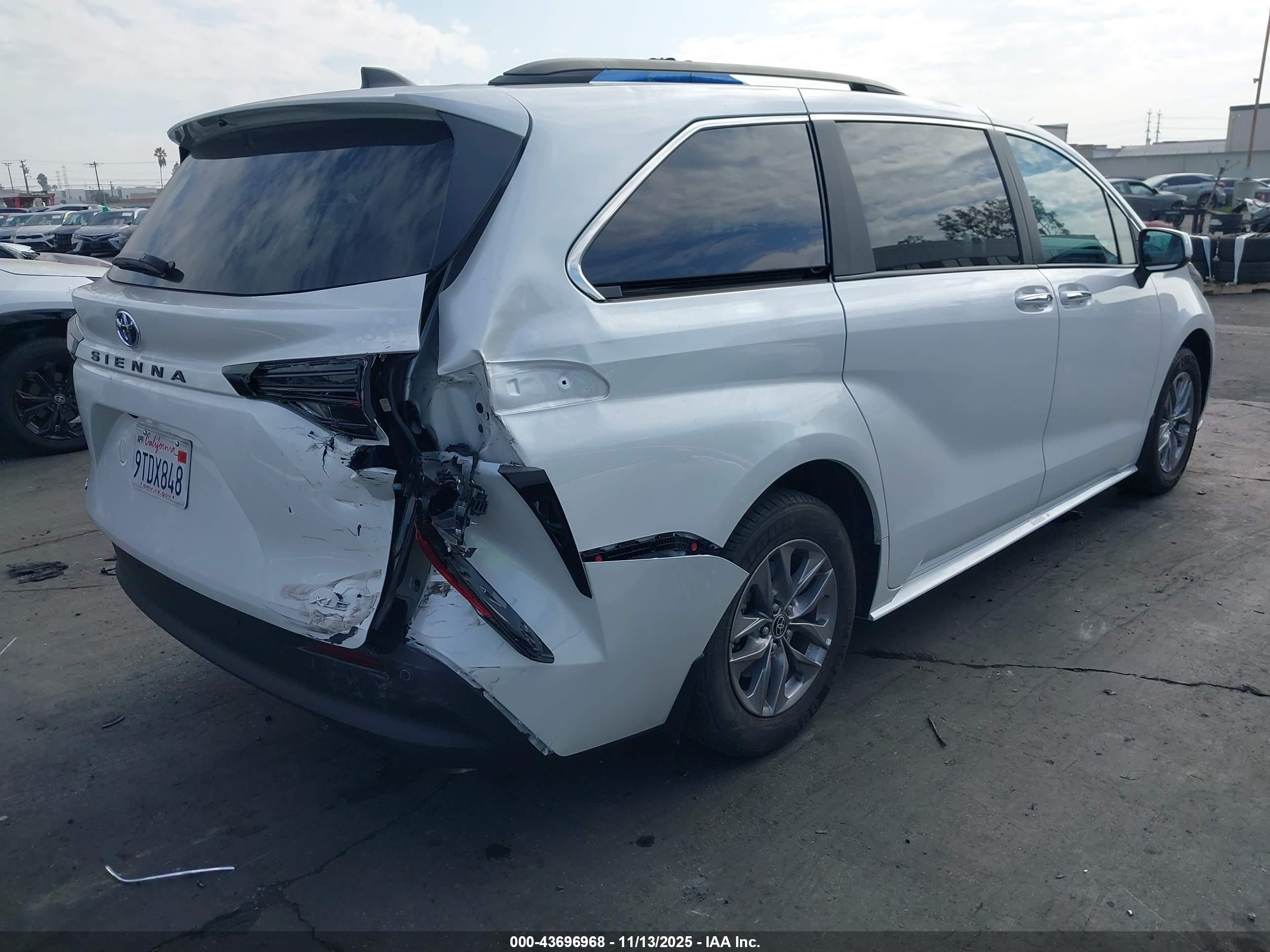 TOYOTA SIENNA image 4