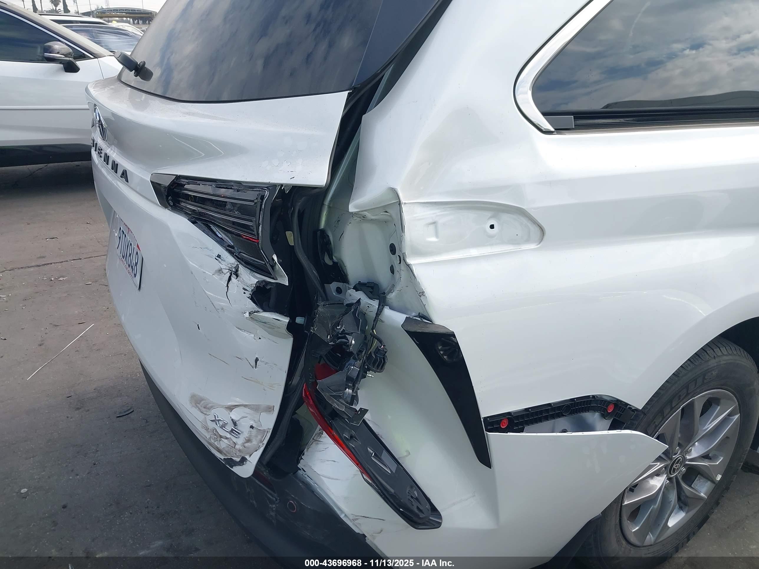TOYOTA SIENNA image 6