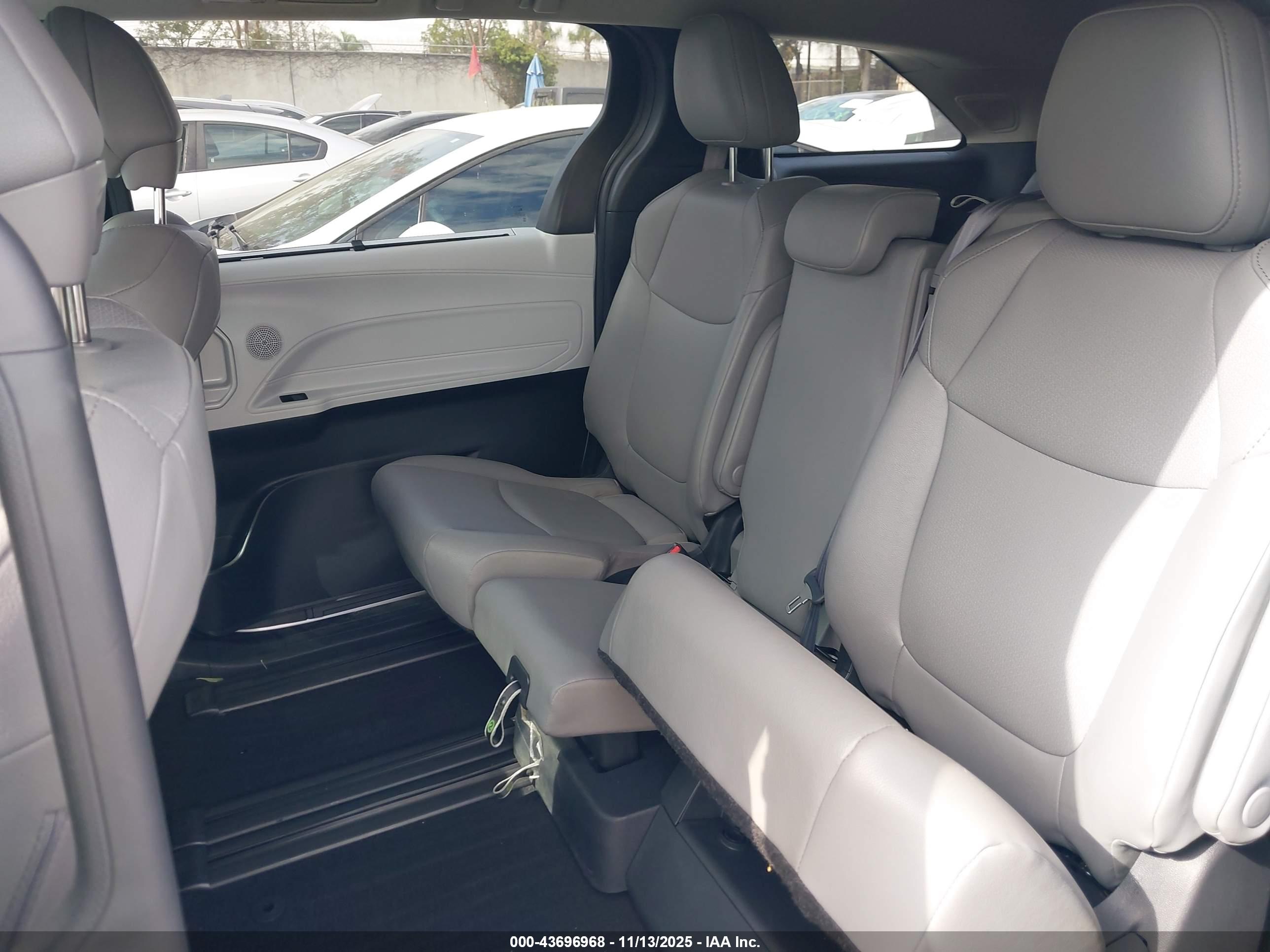 TOYOTA SIENNA image 8
