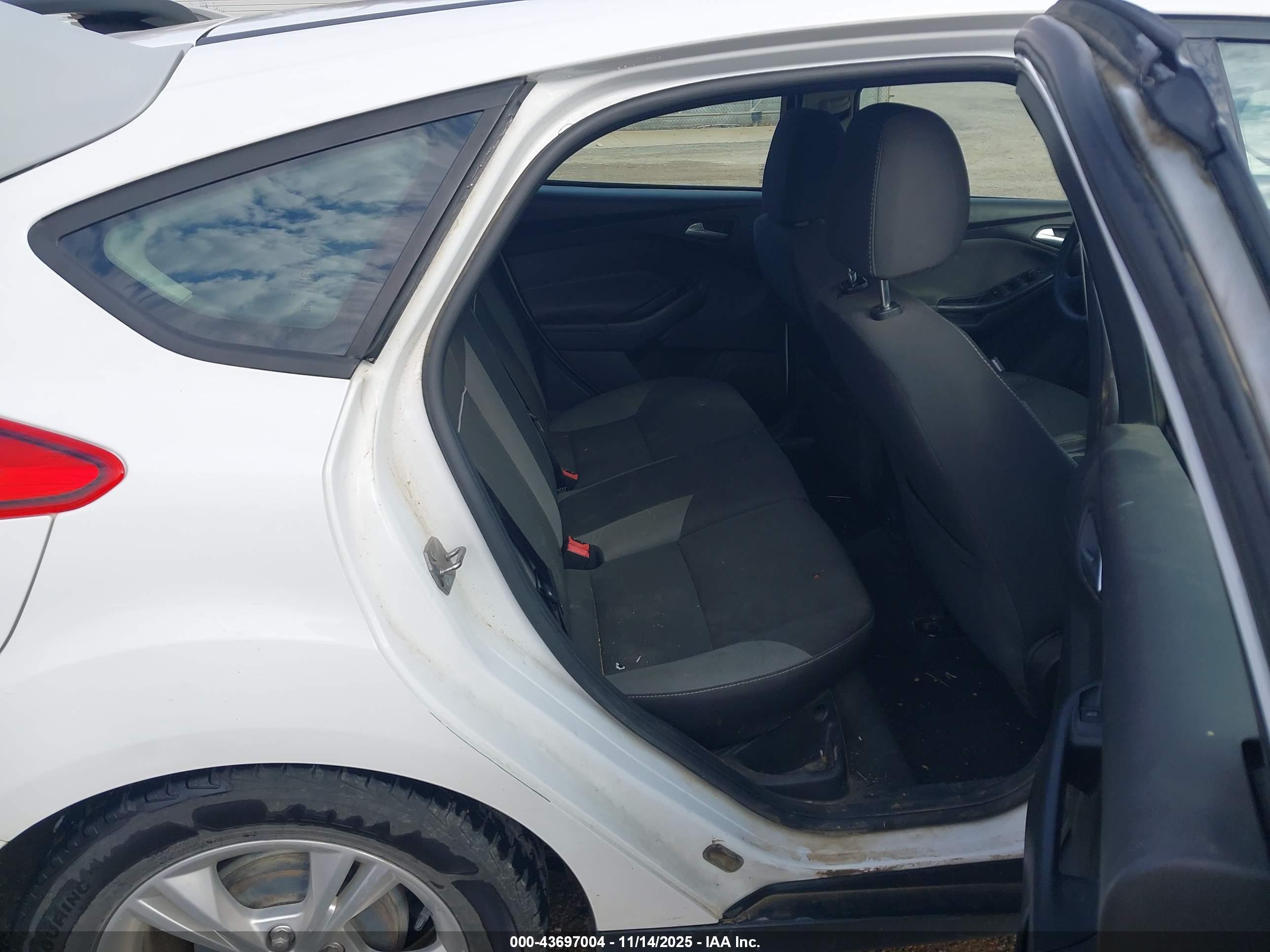 FORD FOCUS image 8