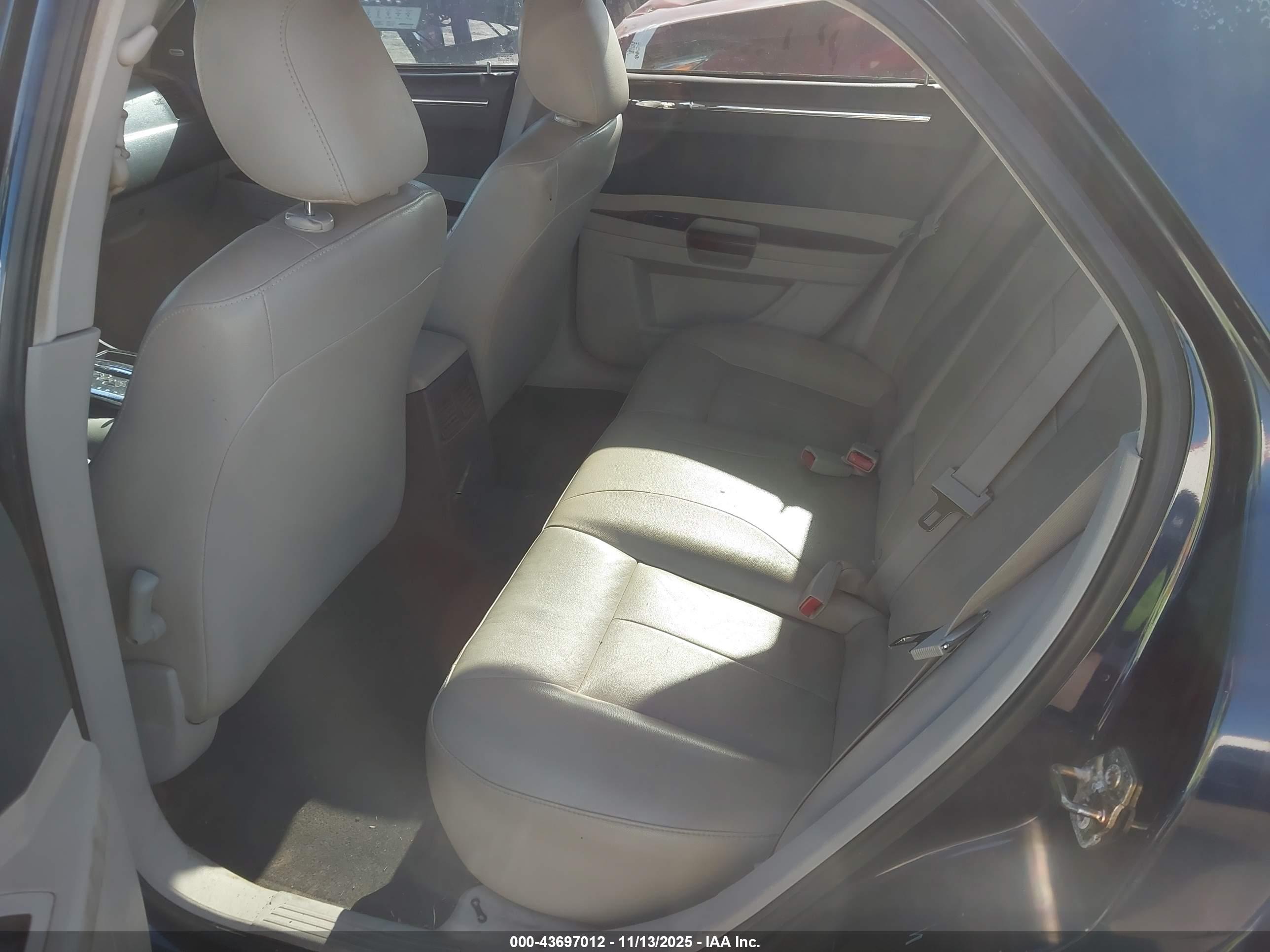 CHRYSLER 300 image 8
