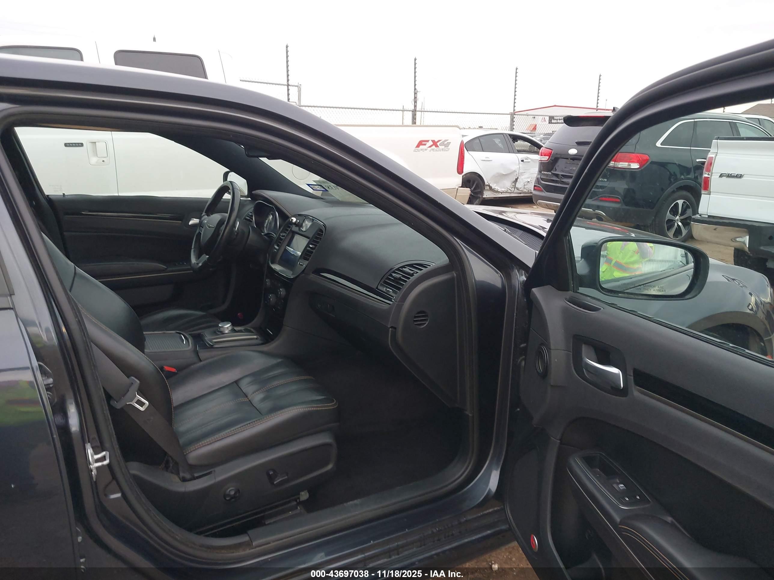 CHRYSLER 300 image 5