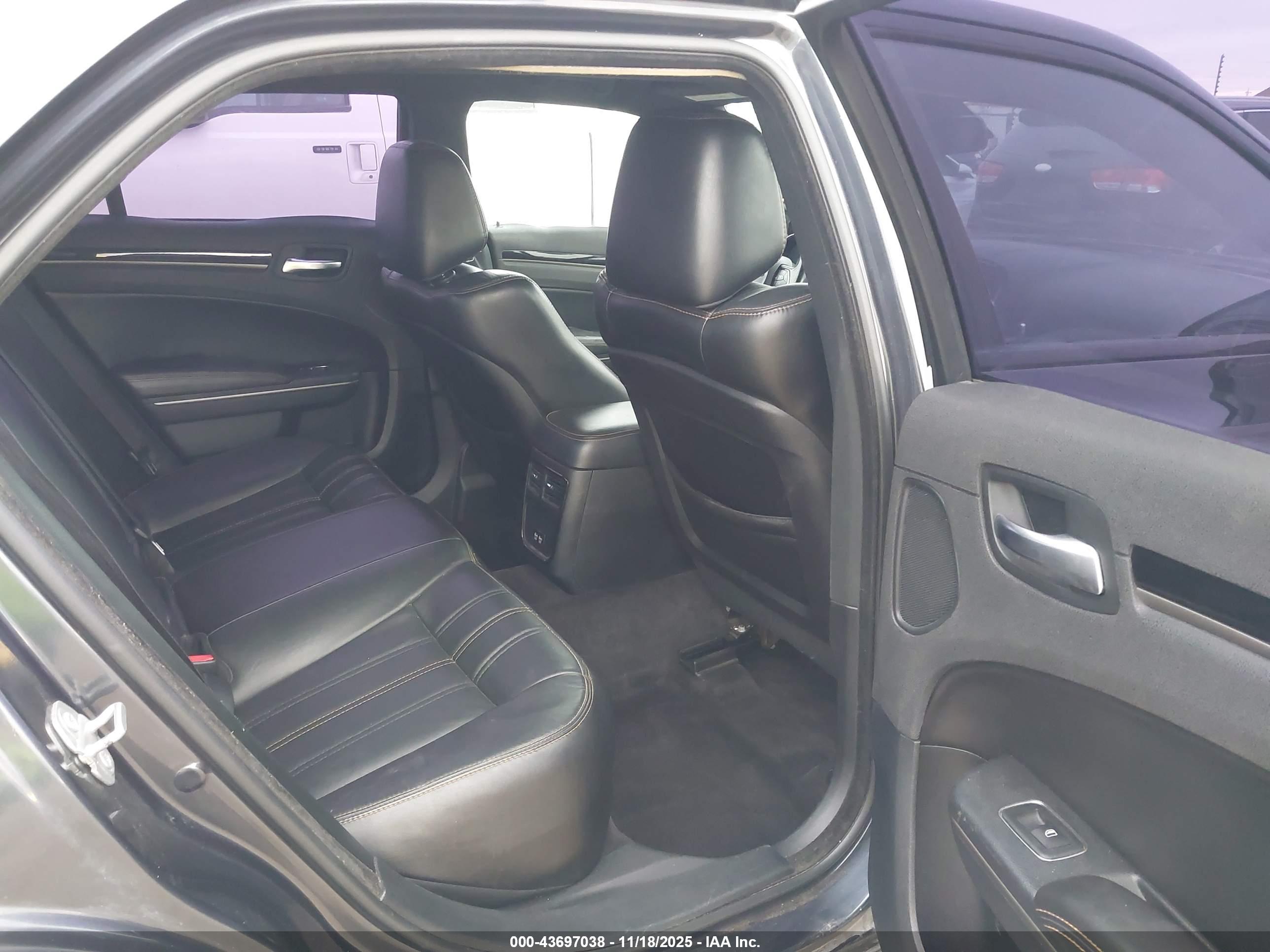 CHRYSLER 300 image 8