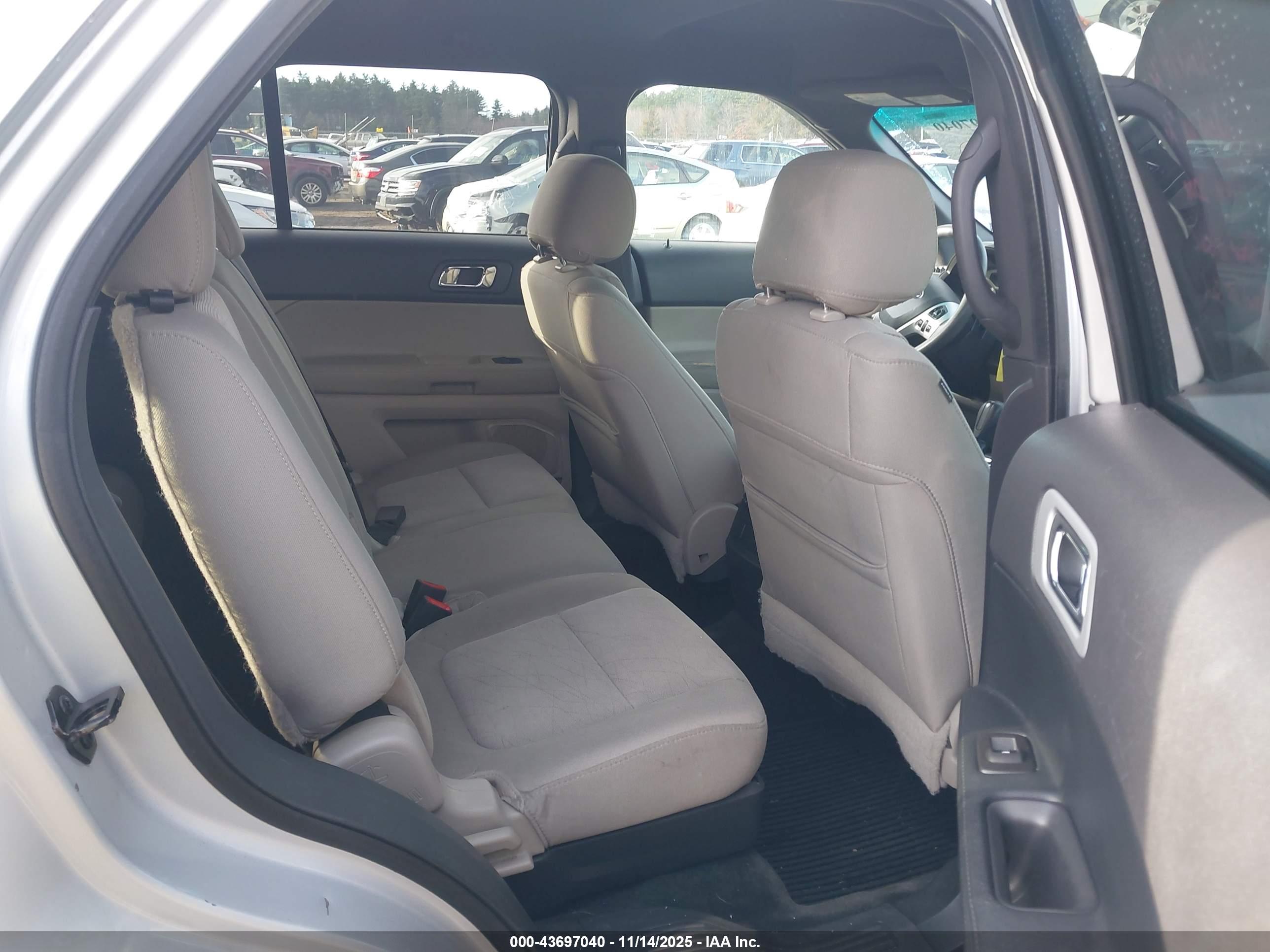 FORD EXPLORER image 8