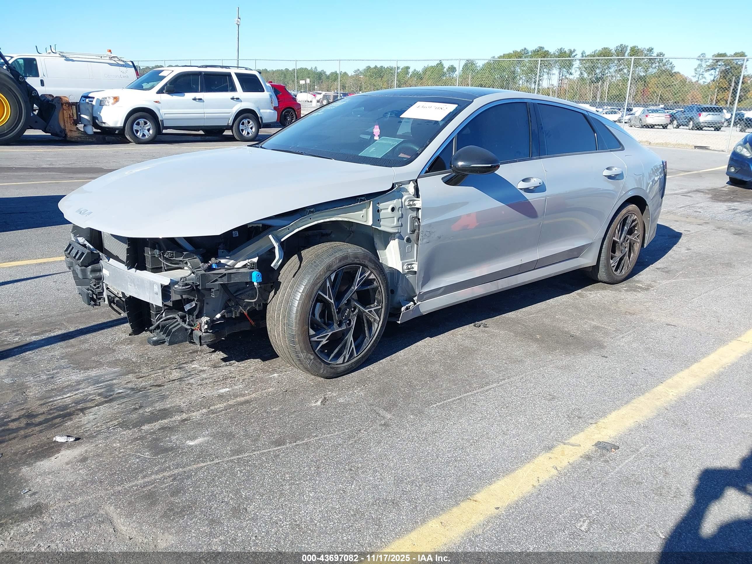KIA K5 image 2
