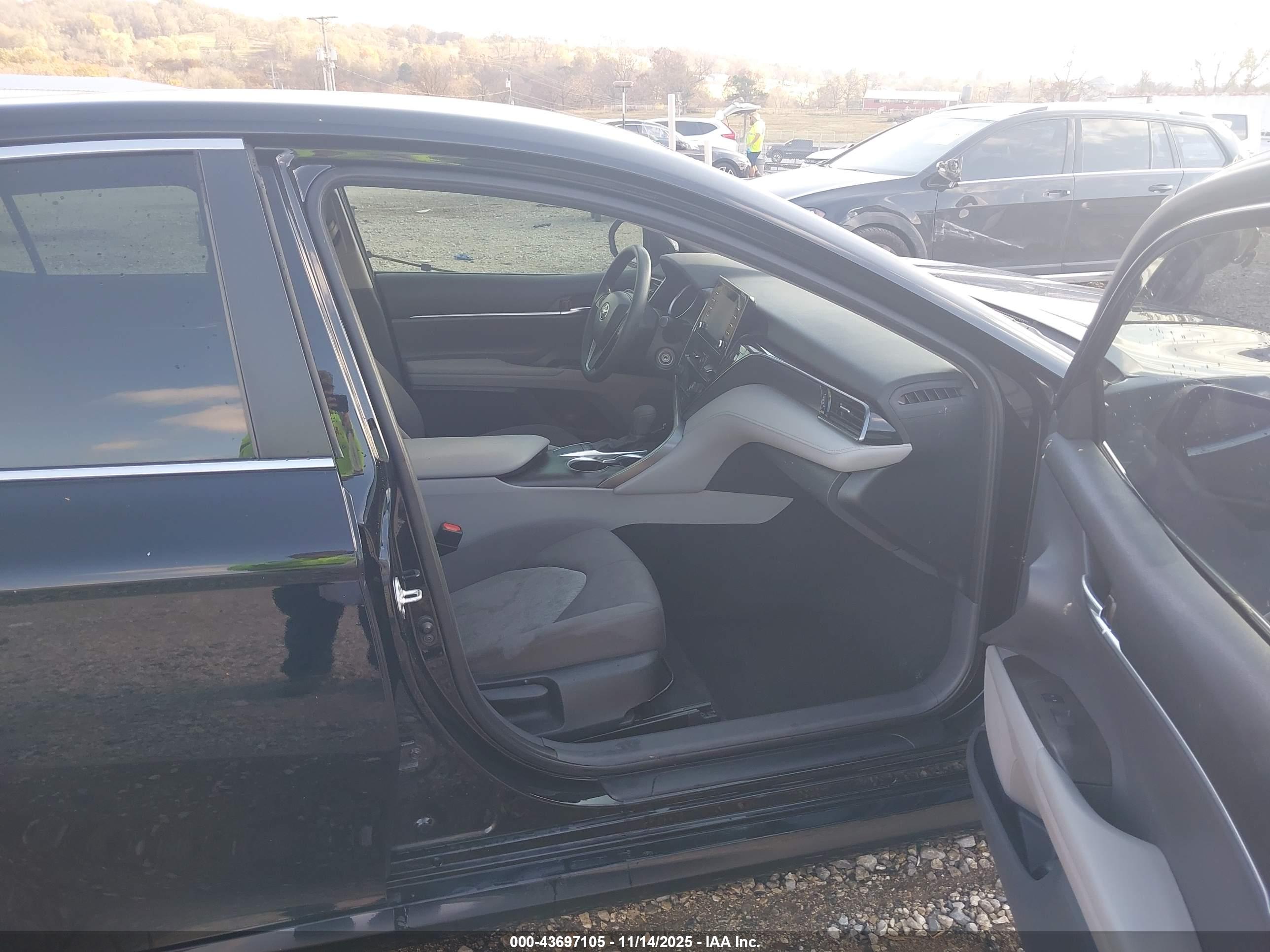 TOYOTA CAMRY image 5