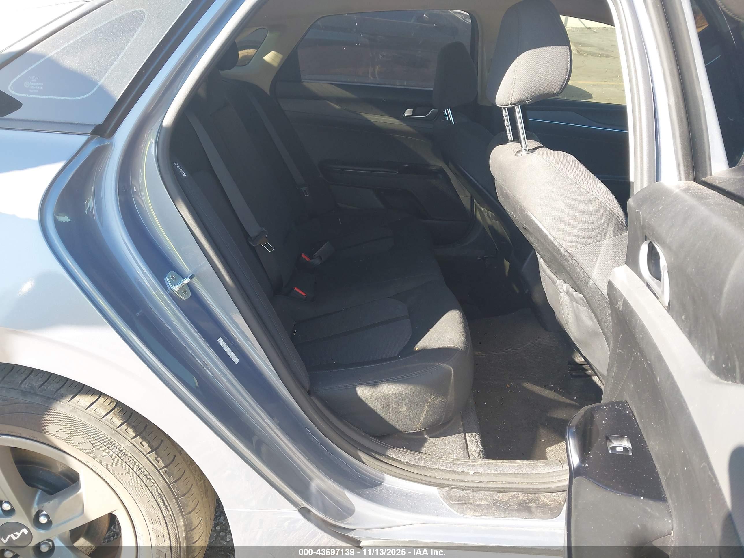 KIA K5 image 8