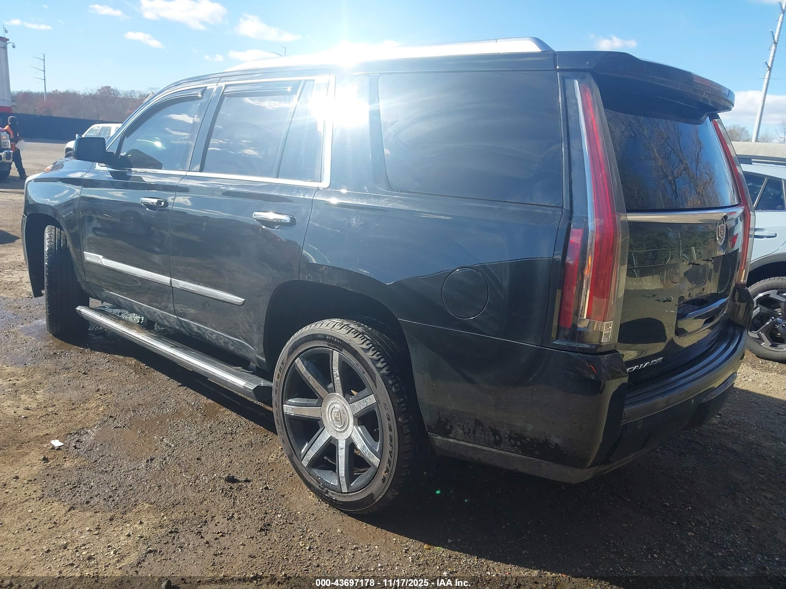 CADILLAC ESCALADE image 3