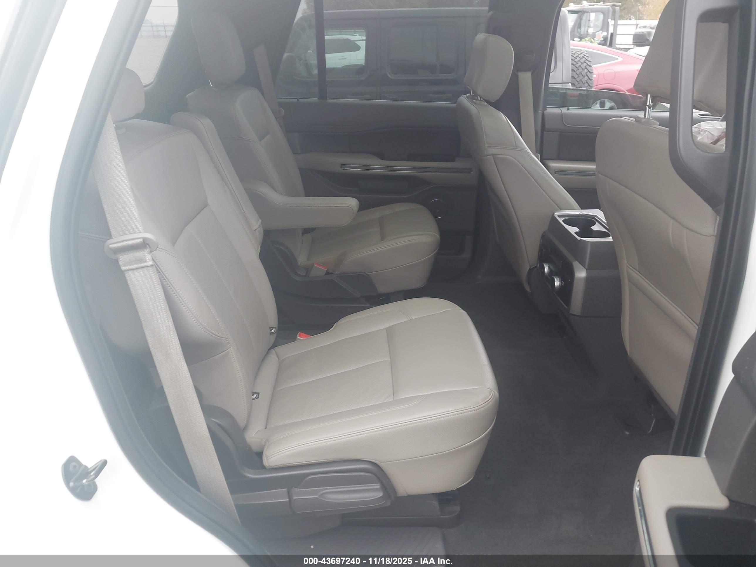 FORD EXPEDITION image 8
