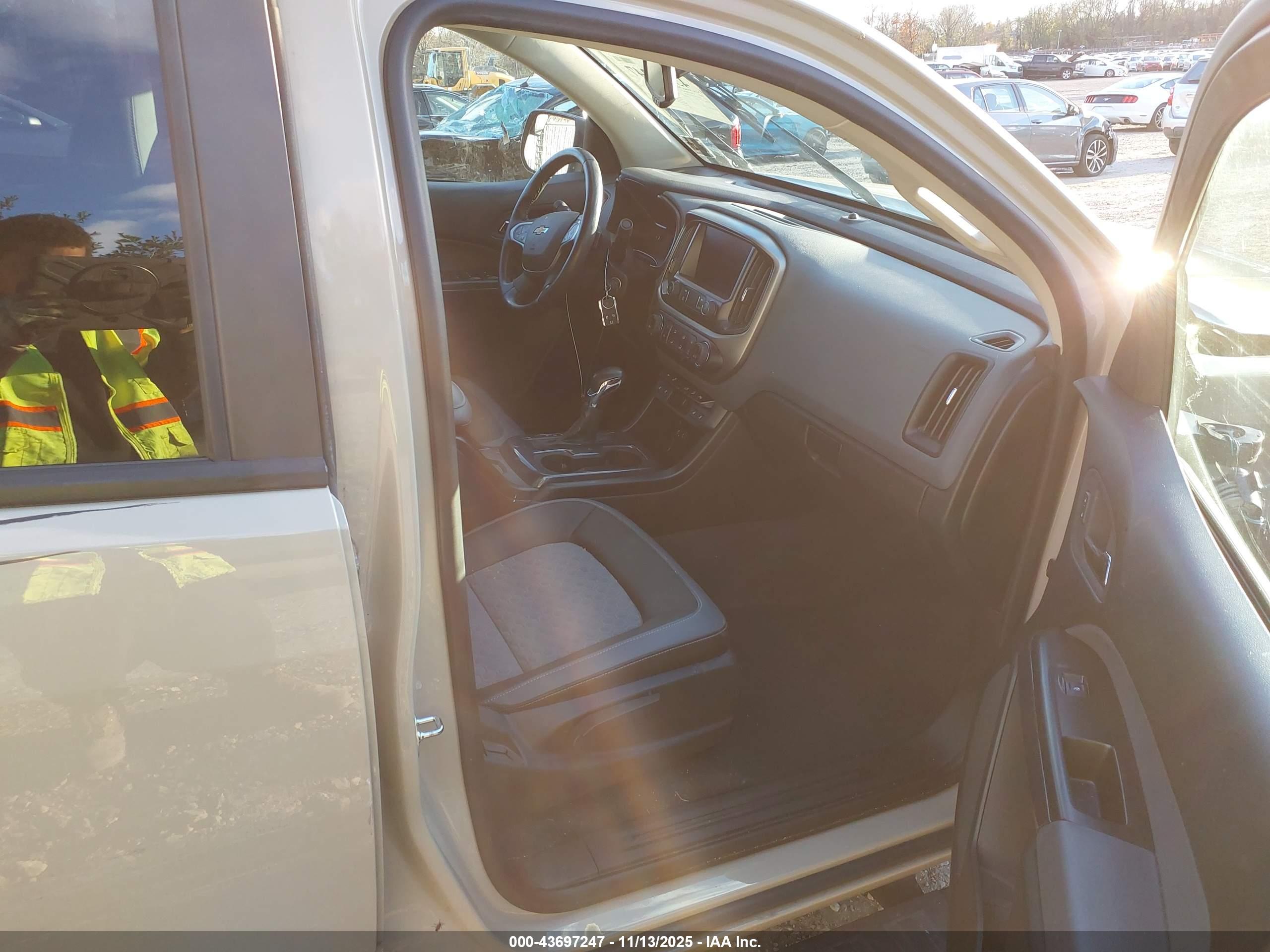 CHEVROLET COLORADO image 5